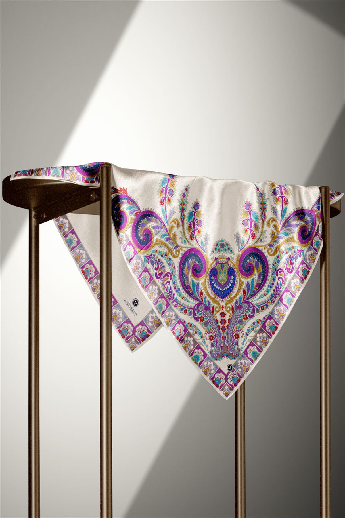 100% Twill İpek Etnik Desenli Krem - Fuşya Renkli 90x90 Dikim Şekli : El Dikişi Eşarp