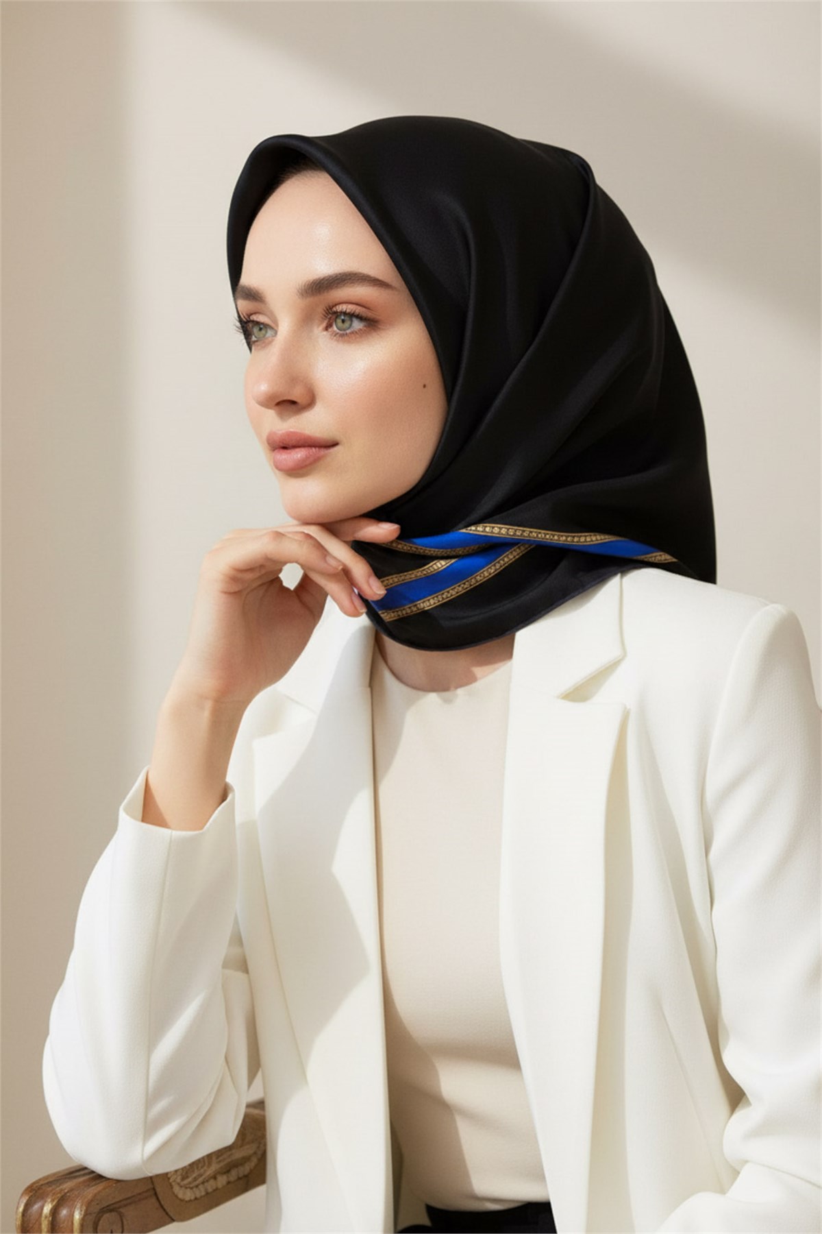 % 57 İPEK % 43 VİSKON Twill İpek Dokulu Şerit Desenli Siyah - Saks Renkli 90x90 Eşarp Dikim Şekli : El Dikişi