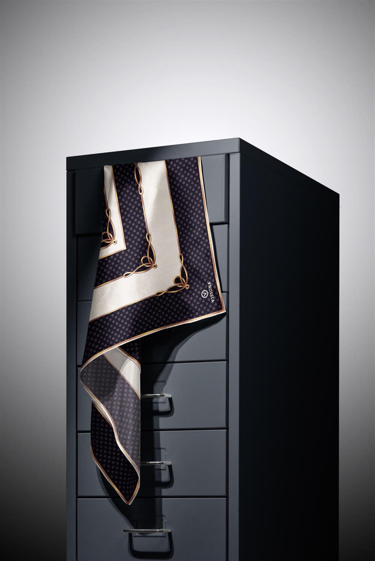 %100 Twill İpek Puantiyeli ve Geometrik Desenli Siyah - Krem Renkli 90x90 Eşarp Dikim Şekli : El Dikişi