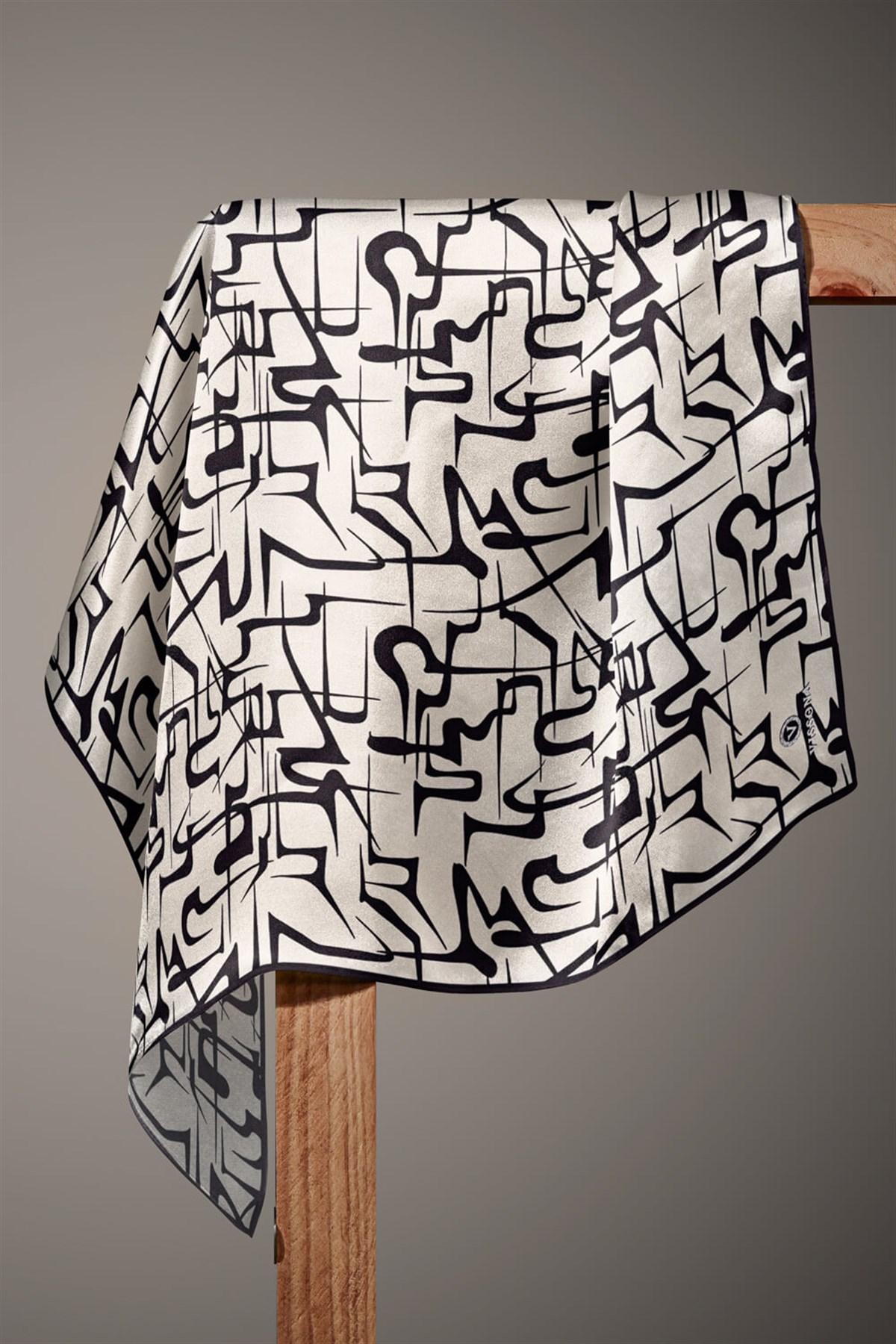 %100 Twill İpek Soyut Geometrik Desenli Krem - Siyah Renkli 90x90 Eşarp Dikim Şekli : El Dikişi