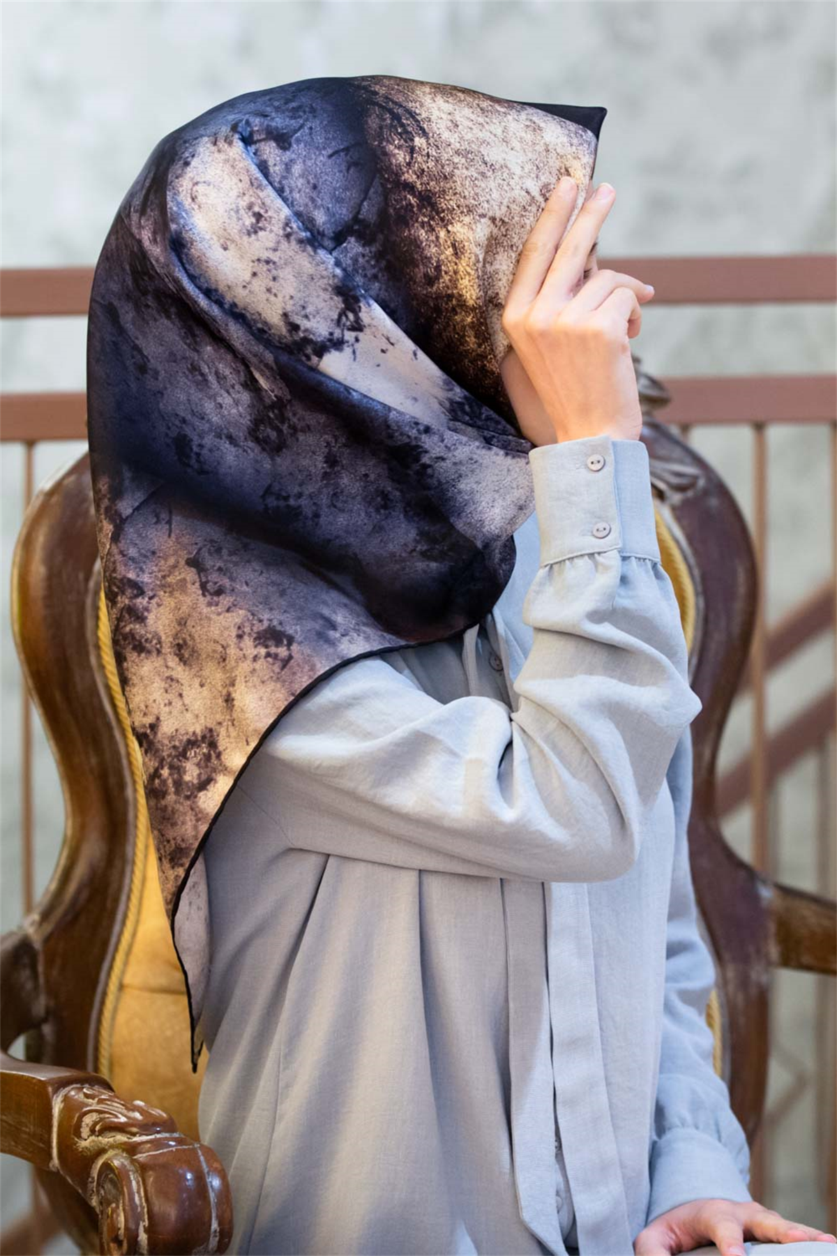 % 57 İPEK % 43 VİSKON Twill İpek Dokulu Ve Geometrik Desenli Bej - Gri Renkli 90x90 Eşarp Dikim Şekli : El Dikişi