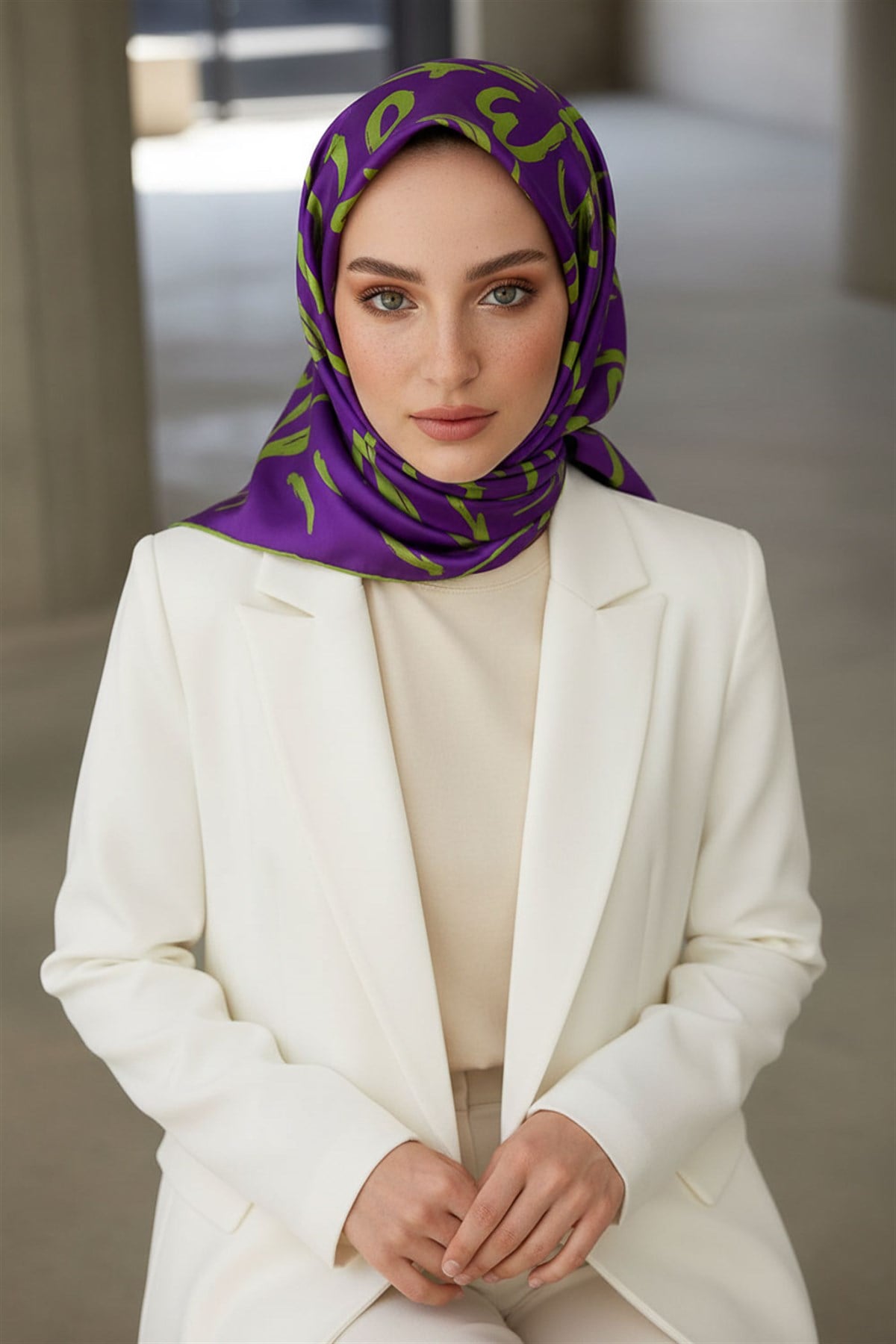 % 57 İPEK % 43 VİSKON Twill İpek Büyük Çiçek Desenli Mor - Haki Renkli 90x90 Eşarp Dikim Şekli : El Dikişi