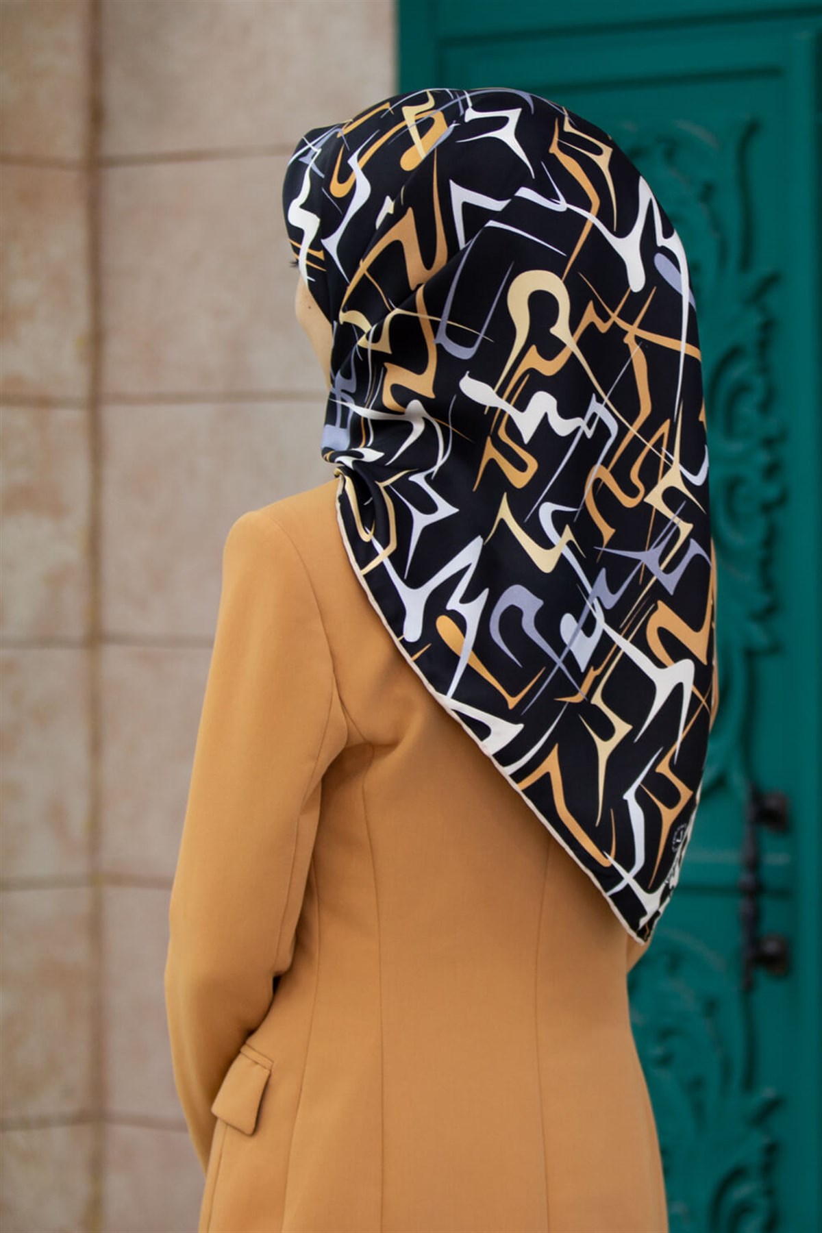 %100 Twill İpek Soyut Geometrik Desenli Gold - Gri Renkli 90x90 Eşarp Dikim Şekli : El Dikişi