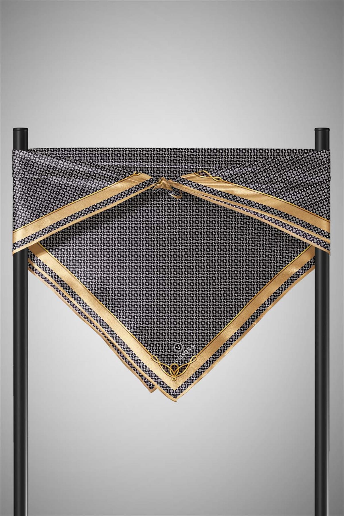 %100 Twill İpek Minik Motif Desenli Siyah - Gold Renkli 90x90 Eşarp Dikim Şekli : El Dikişi