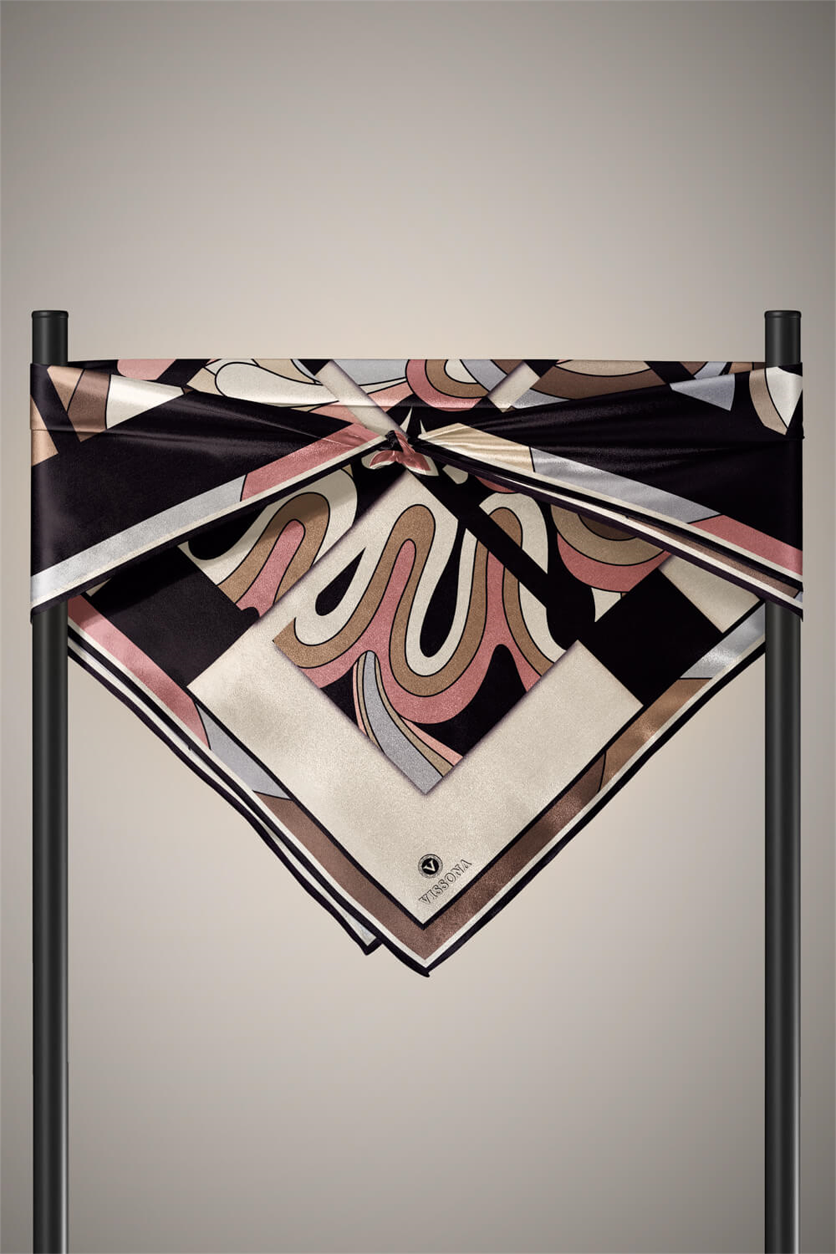 % 57 İPEK % 43 VİSKON Twill İpek Geometrik Desenli Gri - Pudra Renkli 90x90 Dikim Şekli : El Dikişi Eşarp