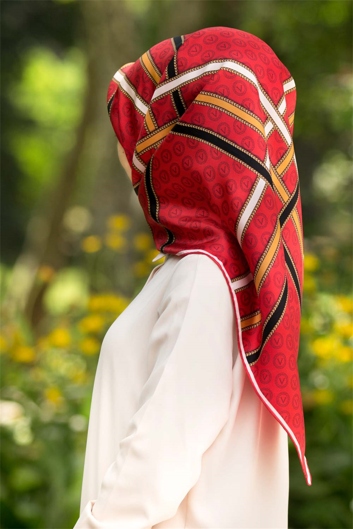 %100 Twill İpek Gold Şeritli Monogram Desenli Kırmızı - Gold Renkli 90x90 Eşarp Dikim Şekli : El Dikişi