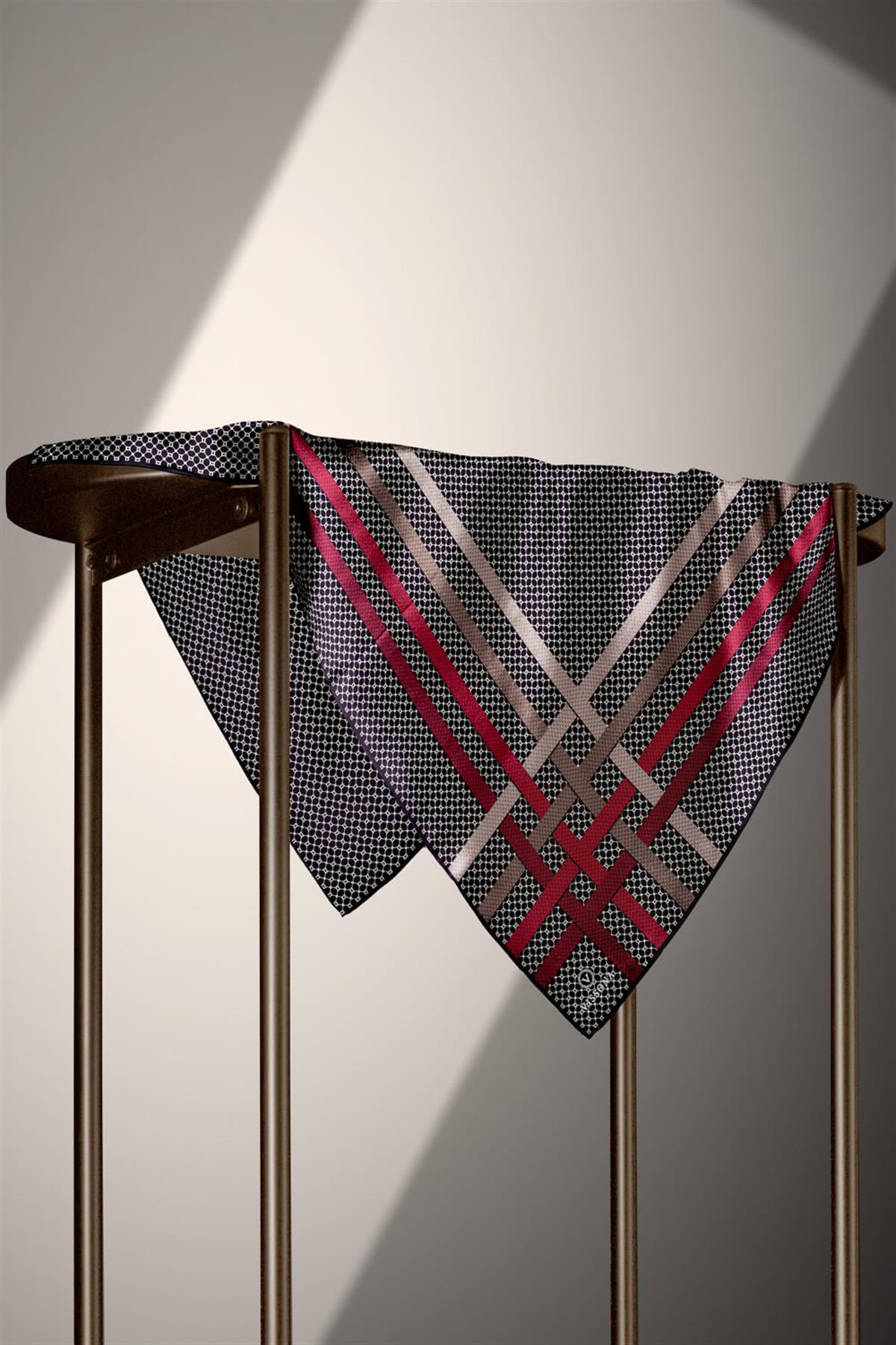 %100 Twill İpek Bantlı Monogram Desenli Siyah - Kırmızı Renkli 90x90 Eşarp Dikim Şekli : El Dikişi