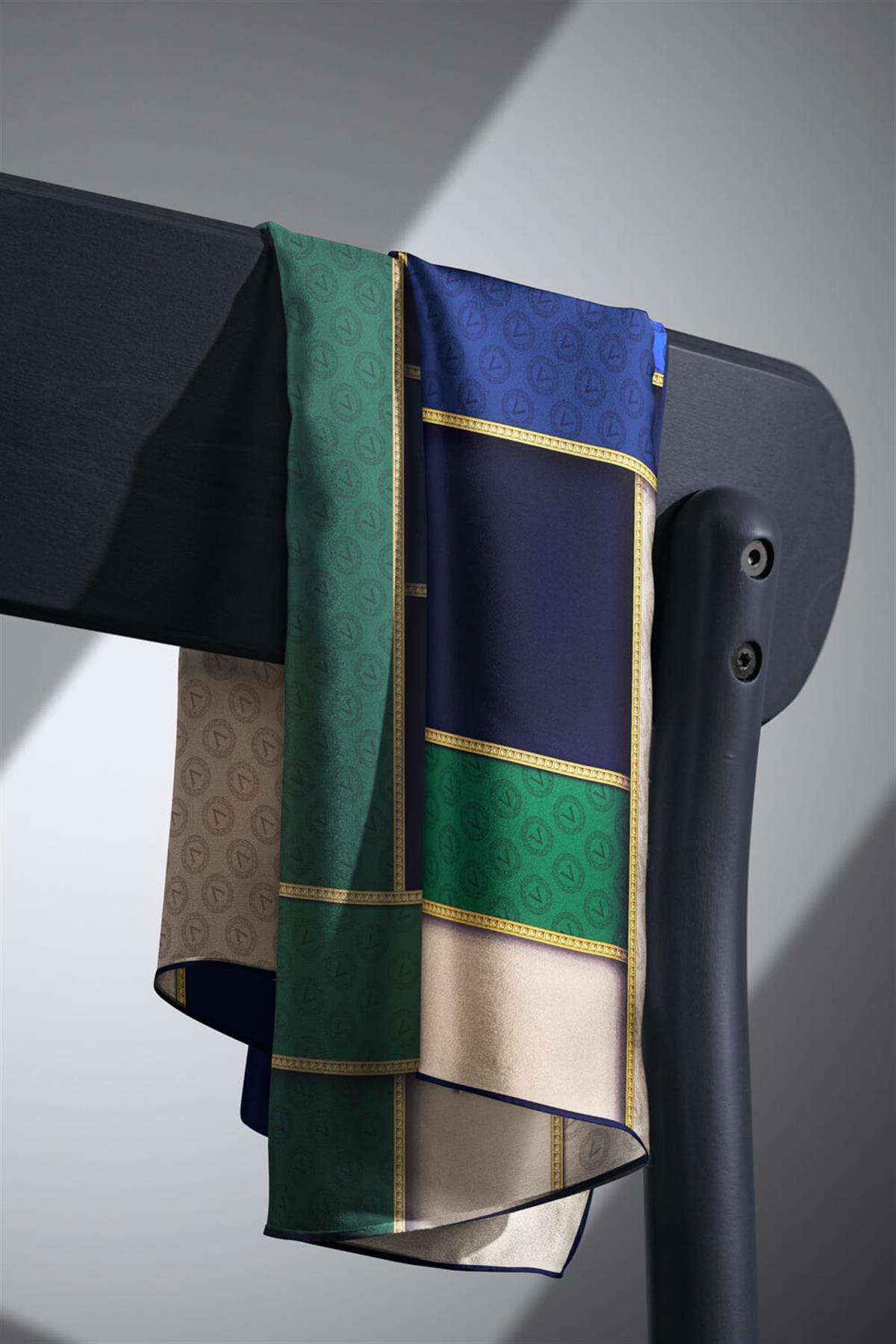 %100 Twill İpek Geometrik Desenli Zümrüt Yeşili - Saks Renkli 90x90 Eşarp Dikim Şekli : El Dikişi