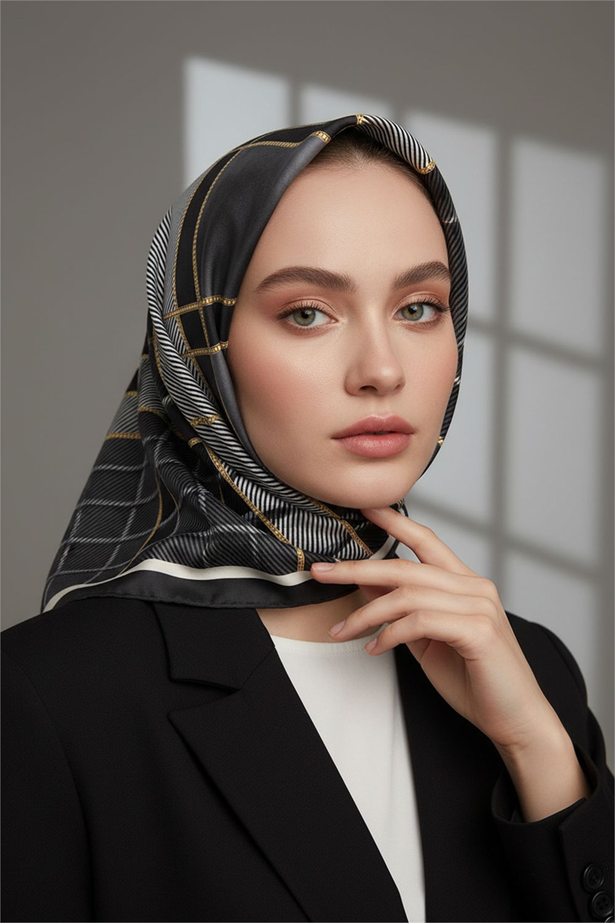 Kristal Geometrik  Desenli Gri Renkli 90x90 Eşarp (İpek İçermez) Kenar Dikiş Şekli El Dikişli