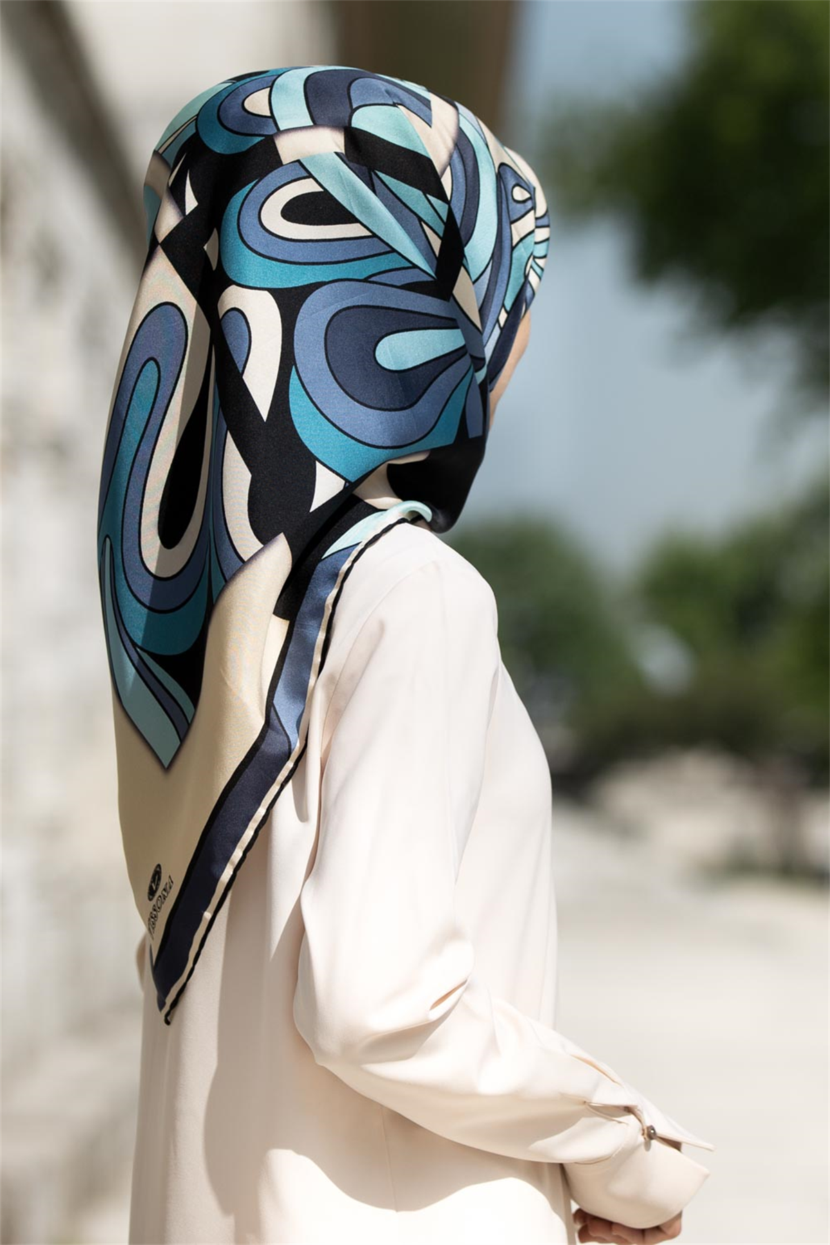 % 57 İPEK % 43 VİSKON Twill İpek Geometrik Desenli Bebe Mavisi - İndigo Renkli 90x90 Dikim Şekli : El Dikişi Eşarp