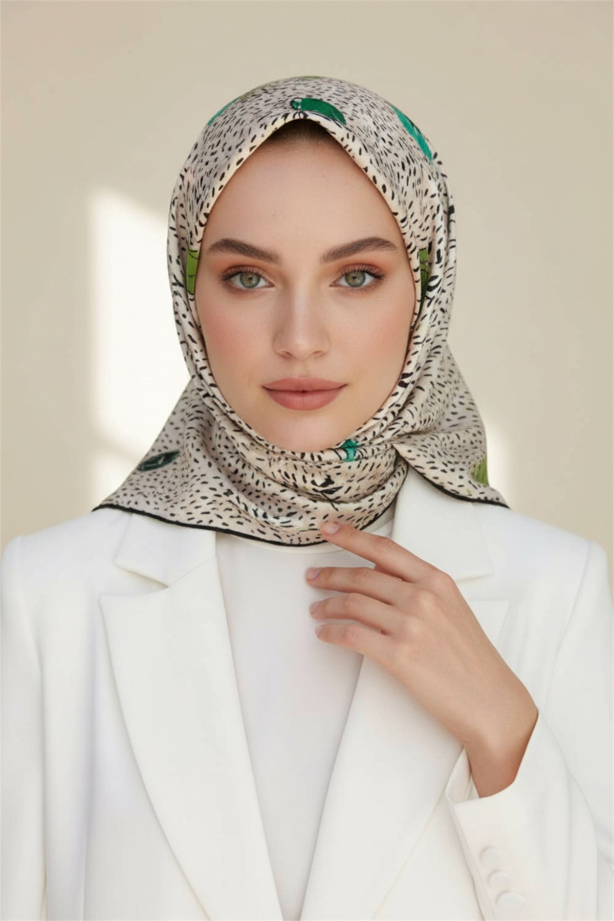 %100 Twill İpek Çıtır Çiçek Desenli Haki - Krem Renkli 90x90 Eşarp Dikim Şekli : El Dikişi