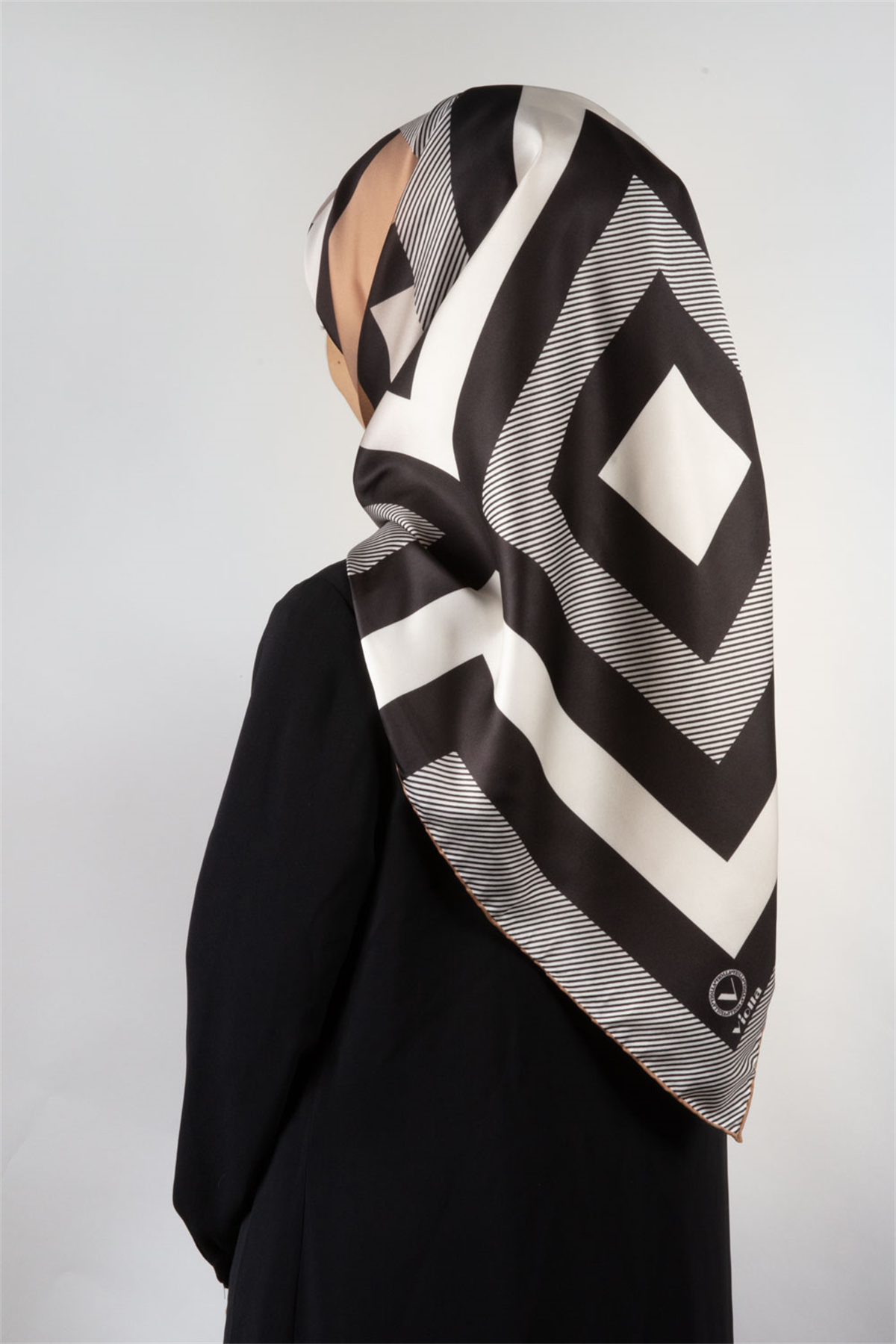 Twill Geometrik Desenli Vizon Renkli 90x90 Eşarp (İpek İçermez) Dikim Şekli : El Dikişi