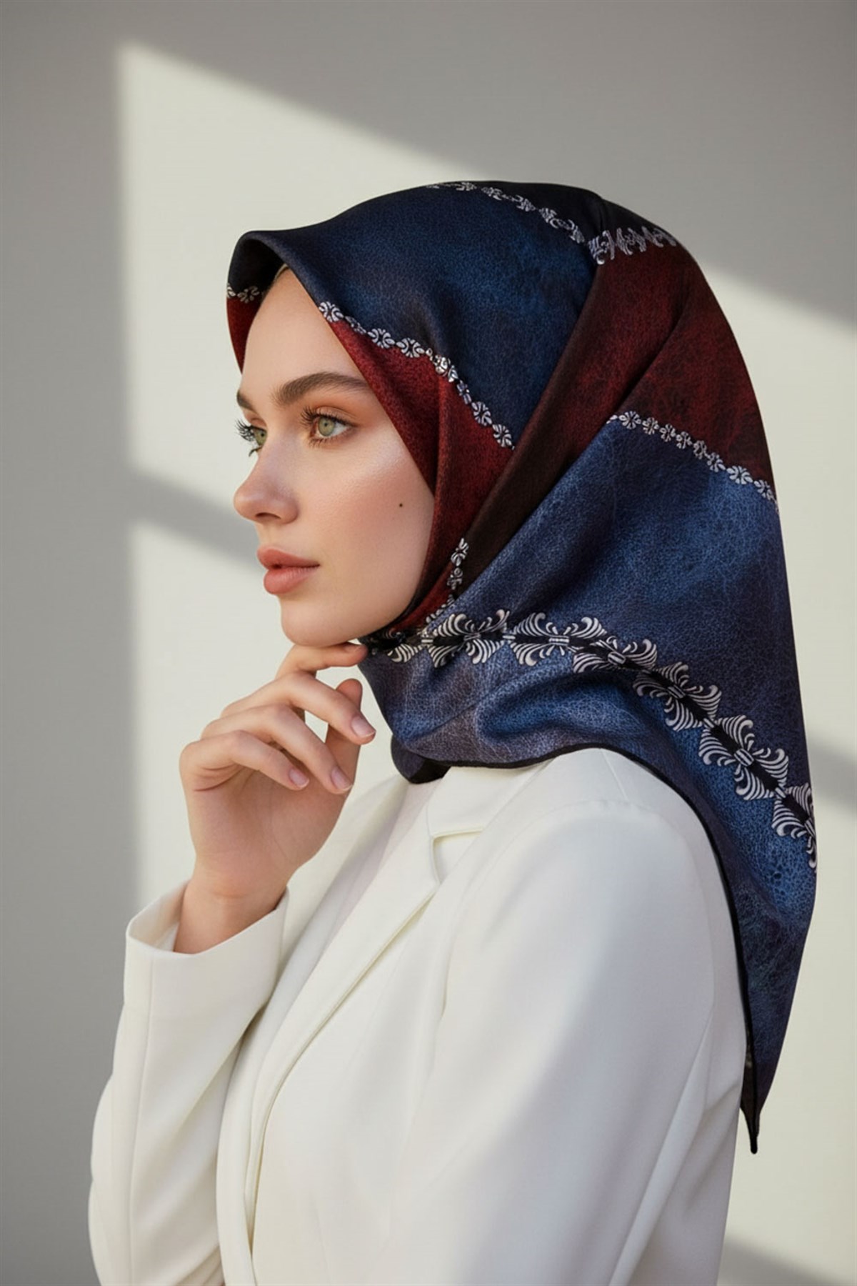 %100 Twill İpek Geometrik Desenli İndigo - Bordo Renkli 90x90 Eşarp Dikim Şekli : El Dikişi