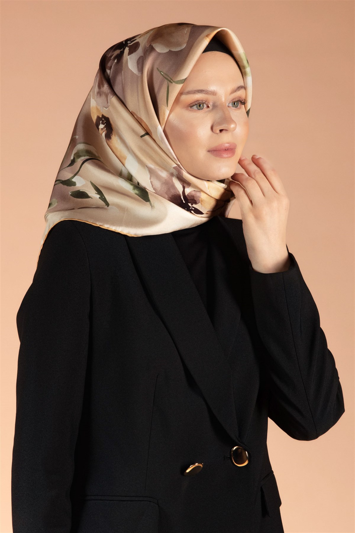 %100 Twill İpek Çiçek Desenli Bej - Sütlü Kahve Renkli 90x90 Dikim Şekli : El Dikişi Eşarp