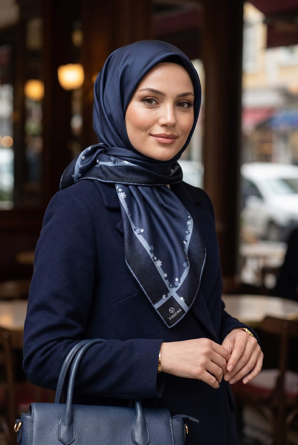 %100 Twill İpek Kenar Motifi Çiçek Desenli İndigo - Lacivert Renkli 90x90 Eşarp Dikim Şekli : El Dikişi