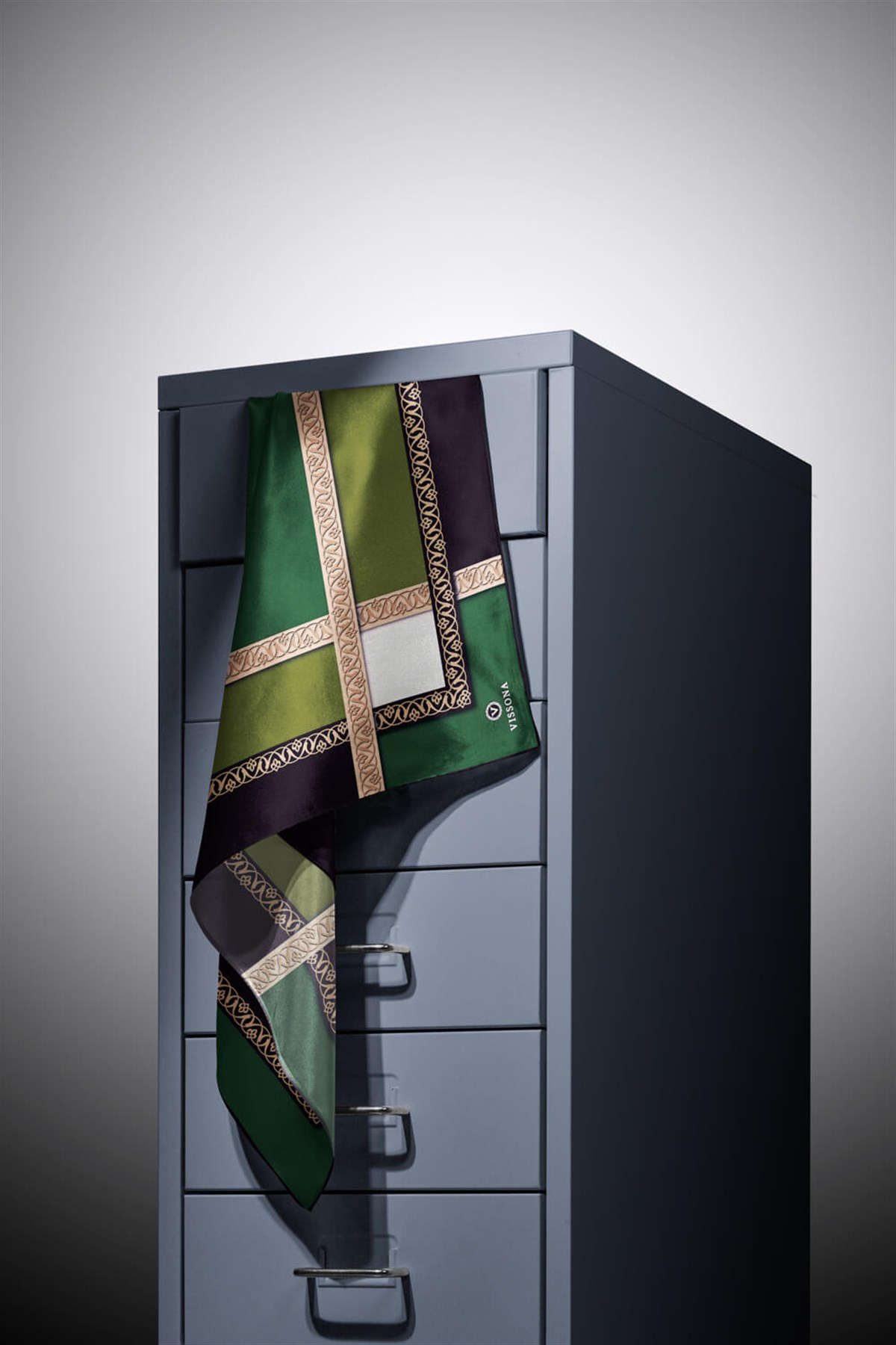 %100 Twill İpek Geometrik Desenli Zümrüt Yeşili - Siyah Renkli 90x90 Eşarp Dikim Şekli : El Dikişi