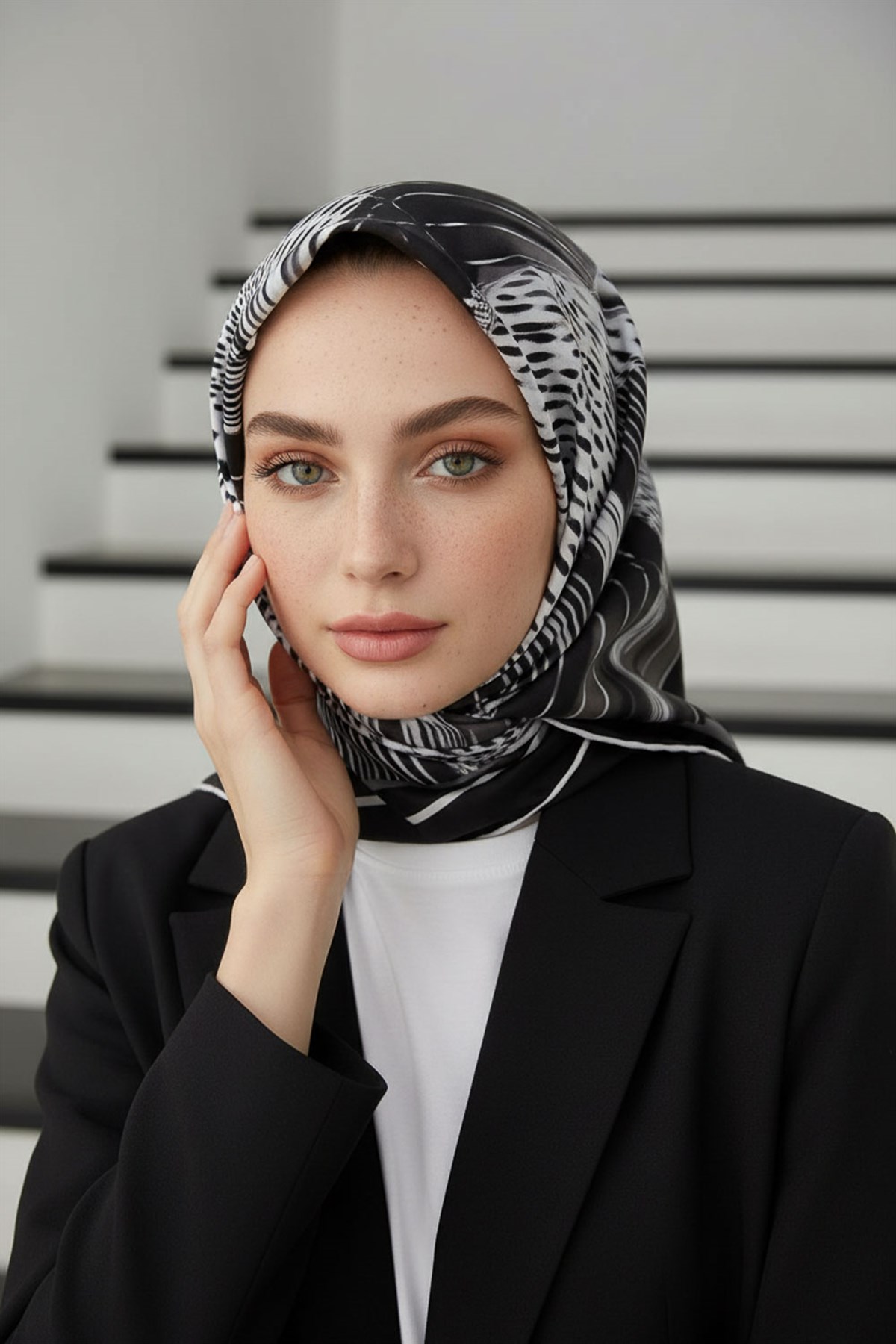 %100 Twill İpek Geometrik Desenli Siyah - Beyaz Renkli 90x90 Eşarp Dikim Şekli : El Dikişi