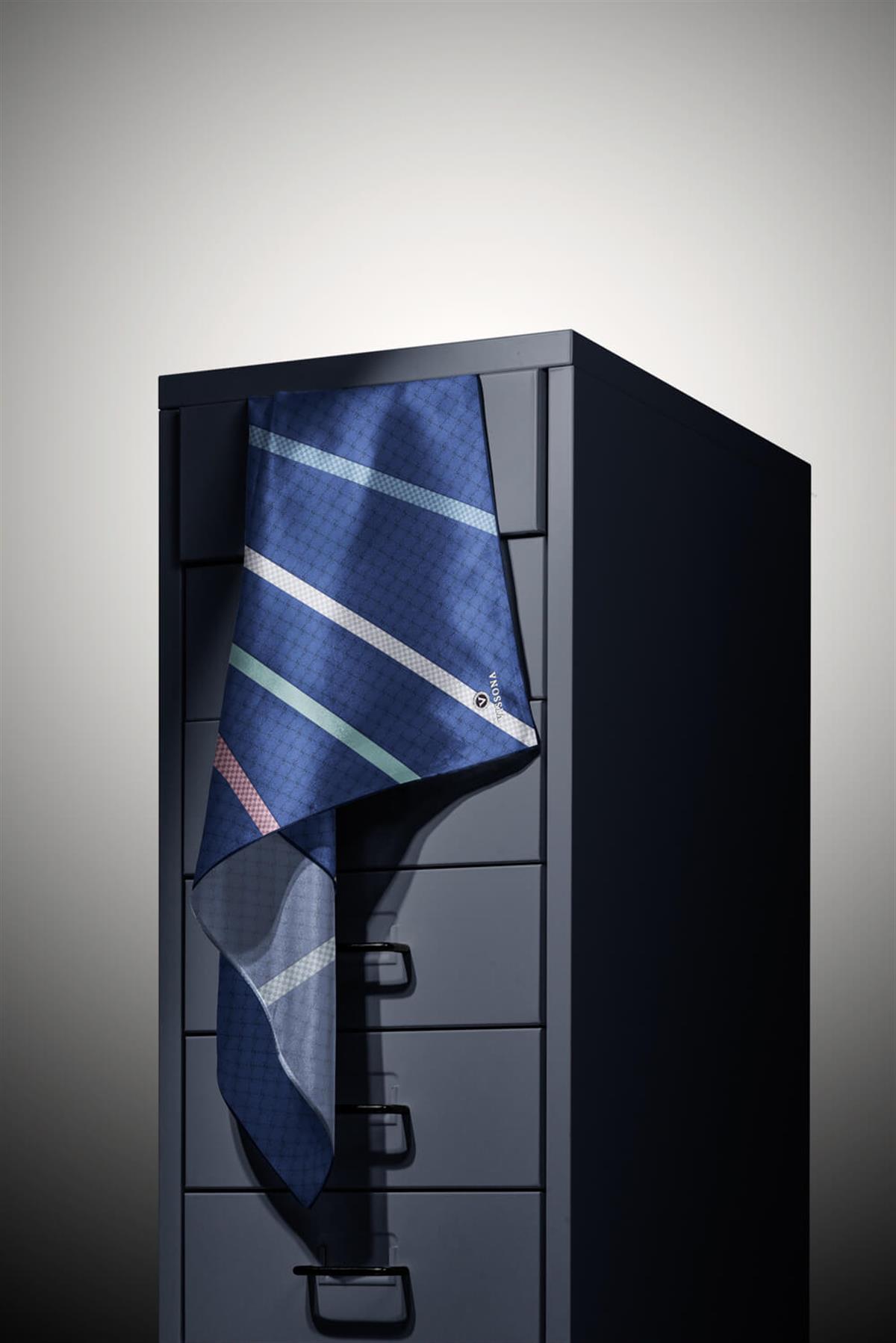 %100 Twill İpek Monogram Ve Şerit Desenli İndigo - Pudra Renkli 90x90 Eşarp Dikim Şekli : El Dikişi