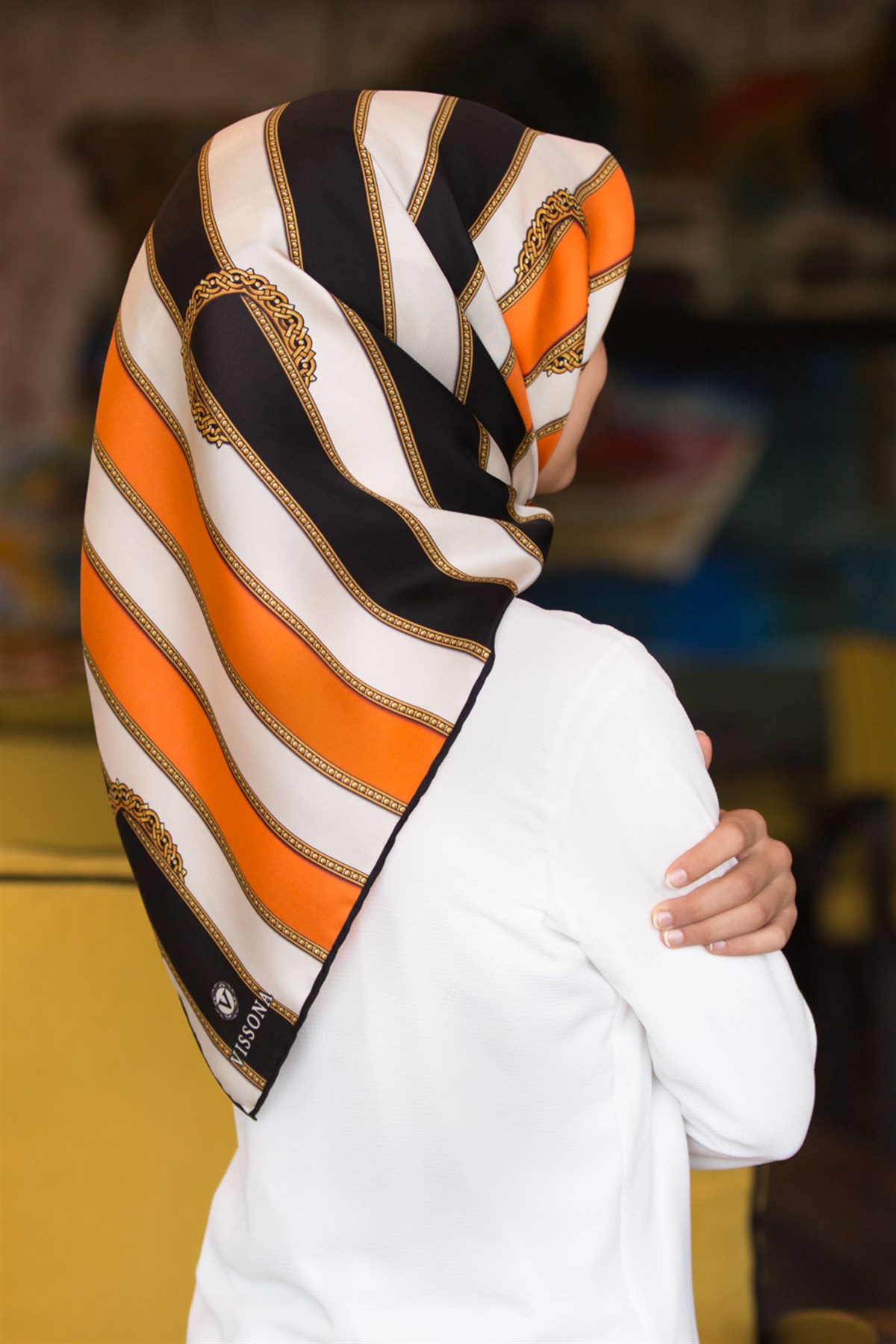 %100 Twill İpek Kemer Desenli Siyah - Turuncu Renkli 90x90 Eşarp Dikim Şekli : El Dikişi