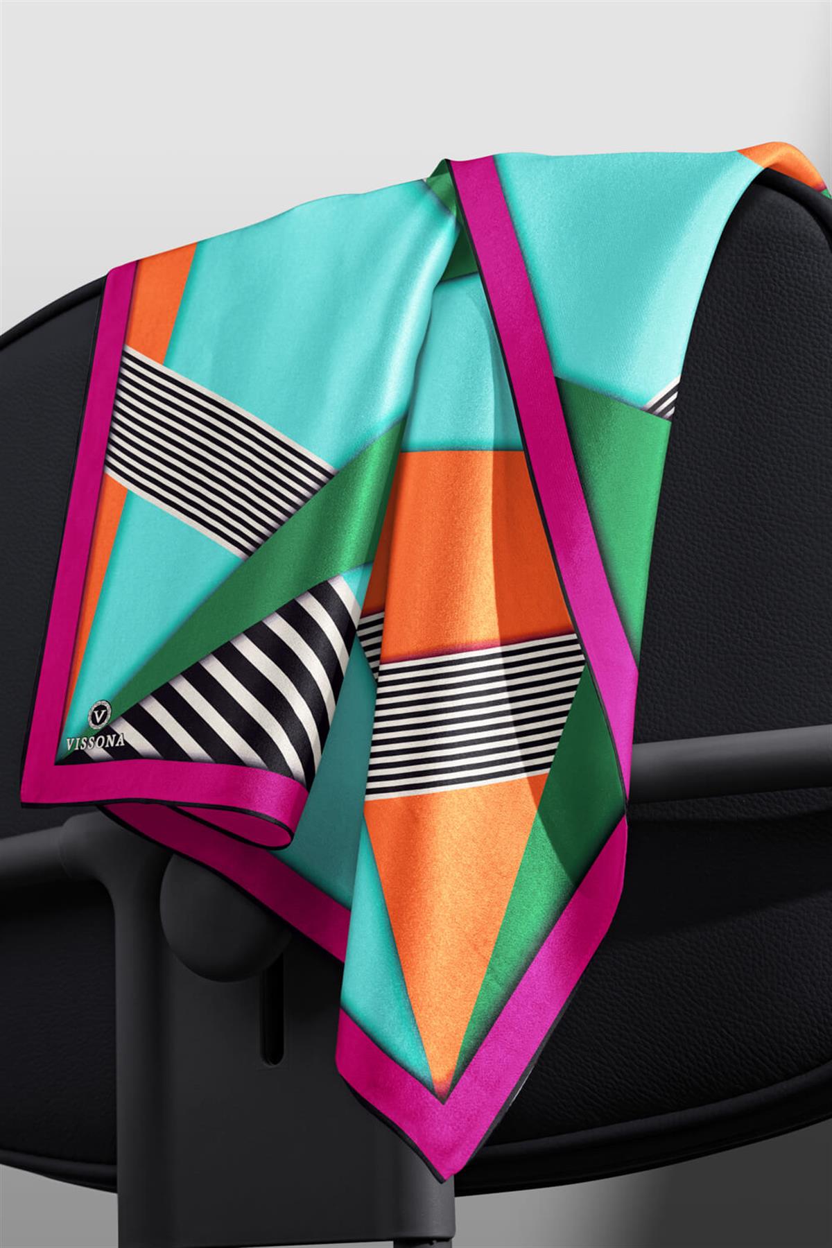 %100 Twill İpek Çizgili ve Geometrik Desenli Zümrüt Yeşili - Fuşya Renkli 90x90 Eşarp Dikim Şekli : El Dikişi