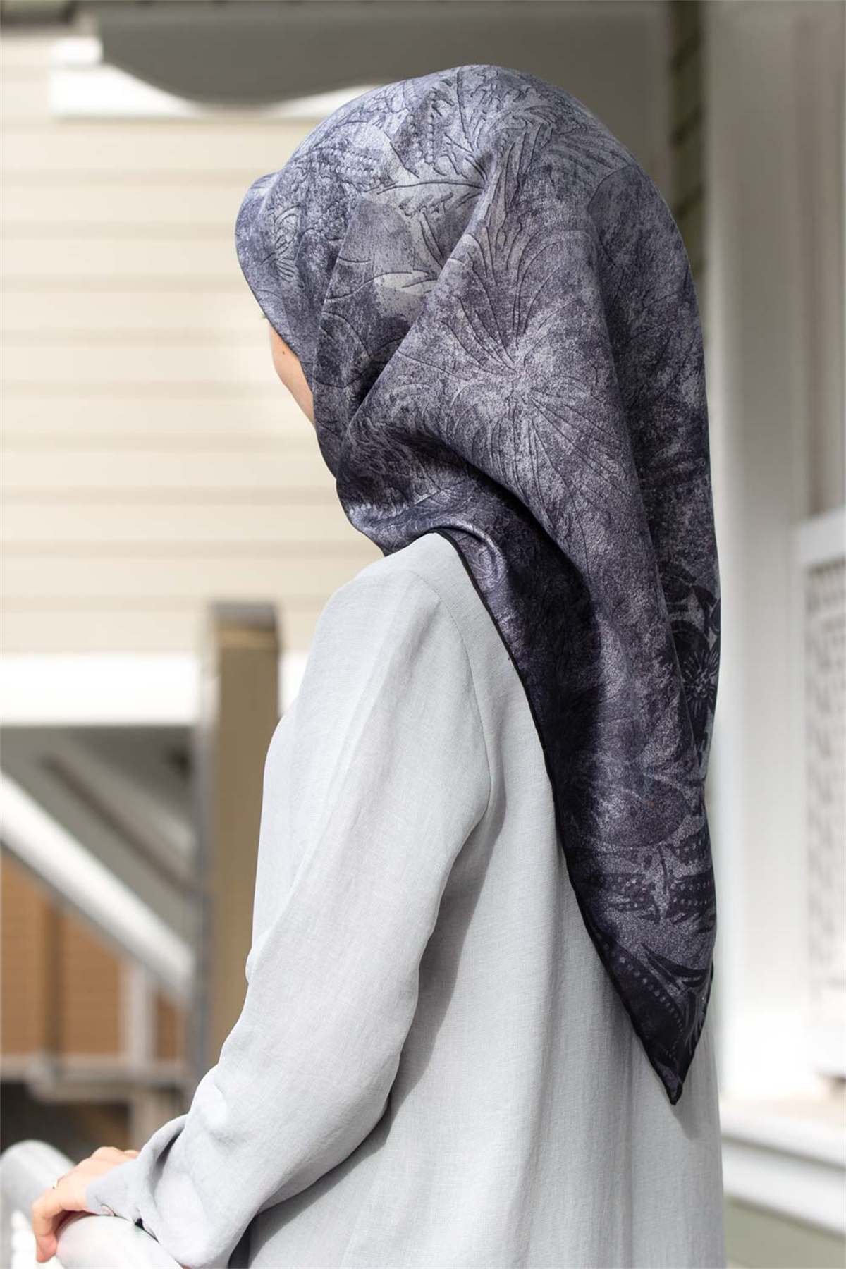 % 57 İpek % 43 Viskon Twill İpek Degradeli Yaprak  Desenli Gümüş Renkli 90x90 Eşarp Dikim Şekli : El Dikişi