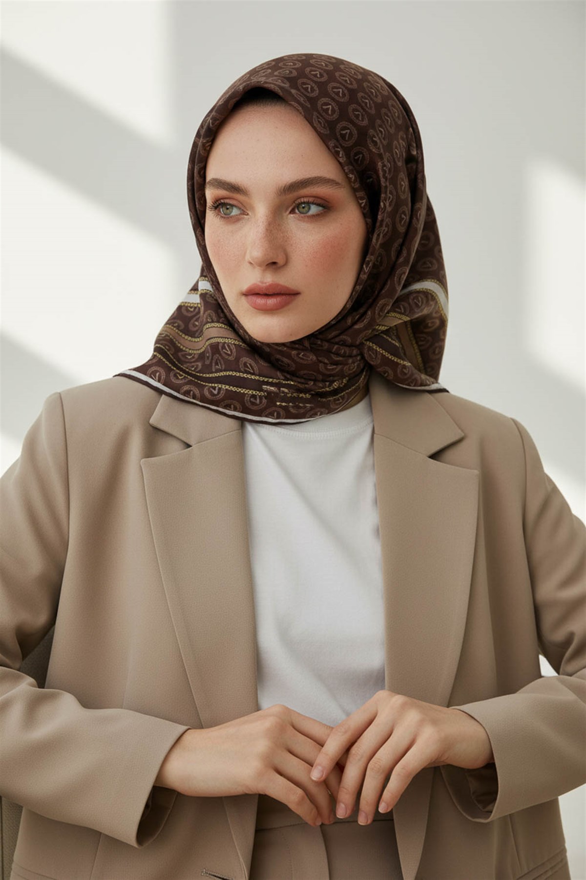 %100 Twill İpek Monogram Desenli Kahverengi - Bej Renkli 90x90 Eşarp Dikim Şekli : El Dikişi