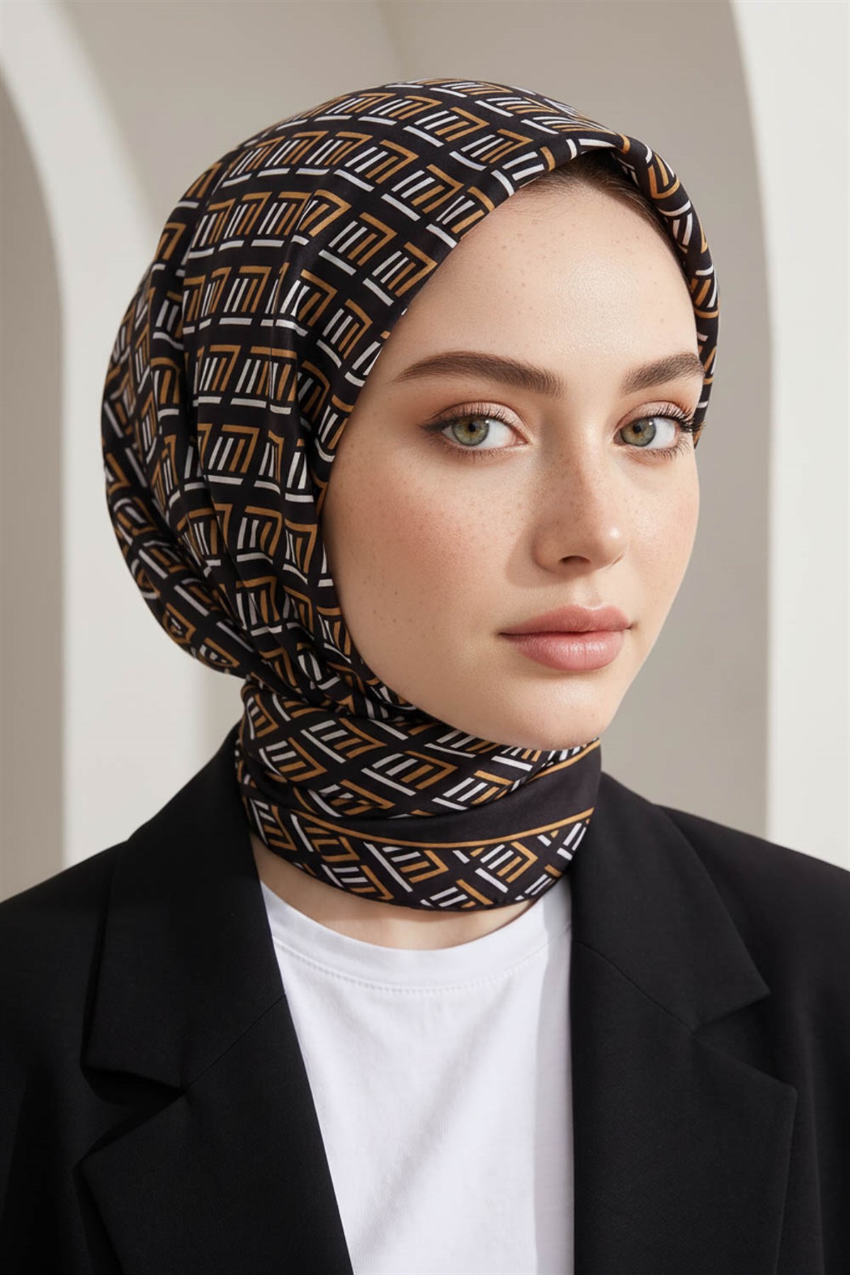 %100 Twill İpek Geometrik Desenli Siyah - Gold Renkli 90x90 Eşarp Dikim Şekli : El Dikişi