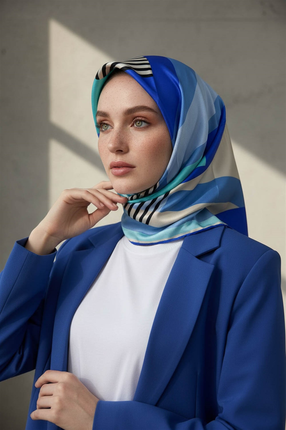 100% Twill İpek Geometrik Desenli Bebe Mavisi - Saks Renkli 90x90 Dikim Şekli : El Dikişi Eşarp