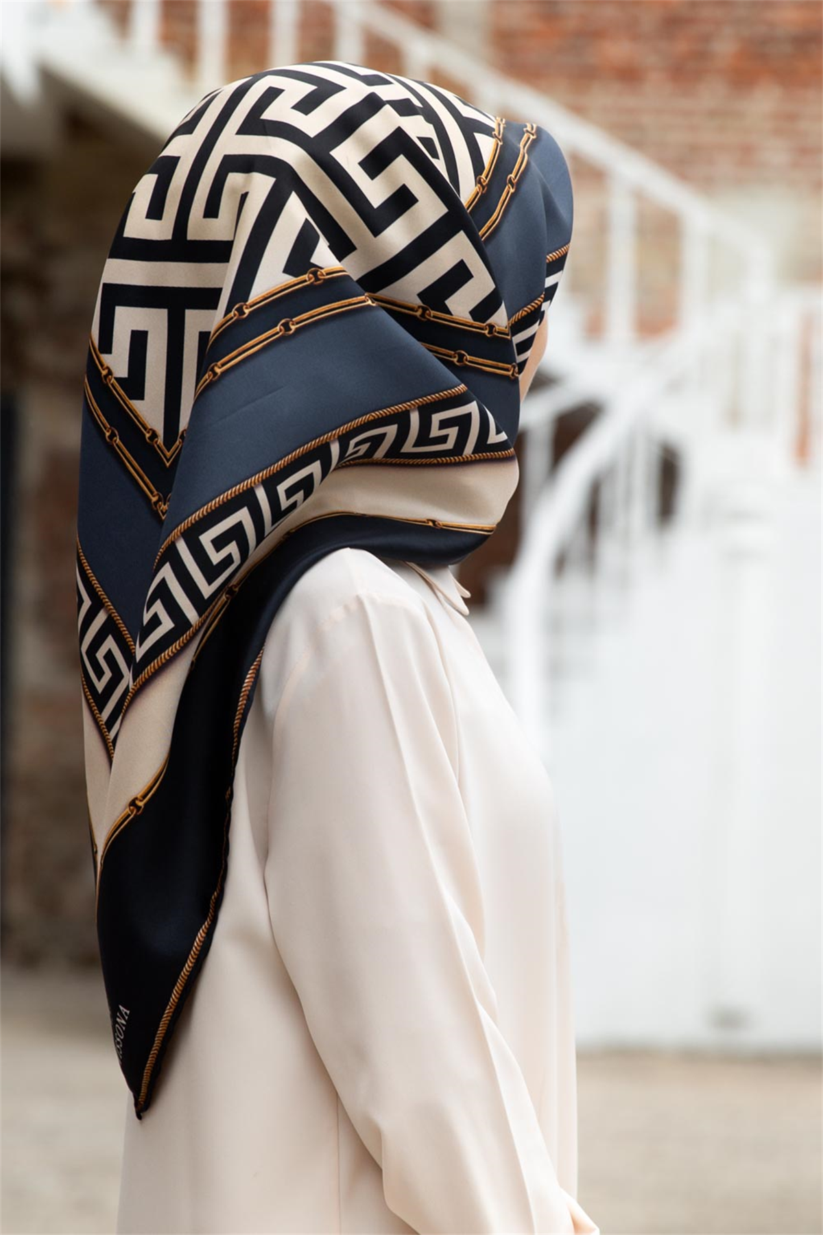 %100 Twill İpek Labirent Ve Geometrik Desenli Lacivert - İndigo Renkli 90x90 Eşarp Dikim Şekli : El Dikişi