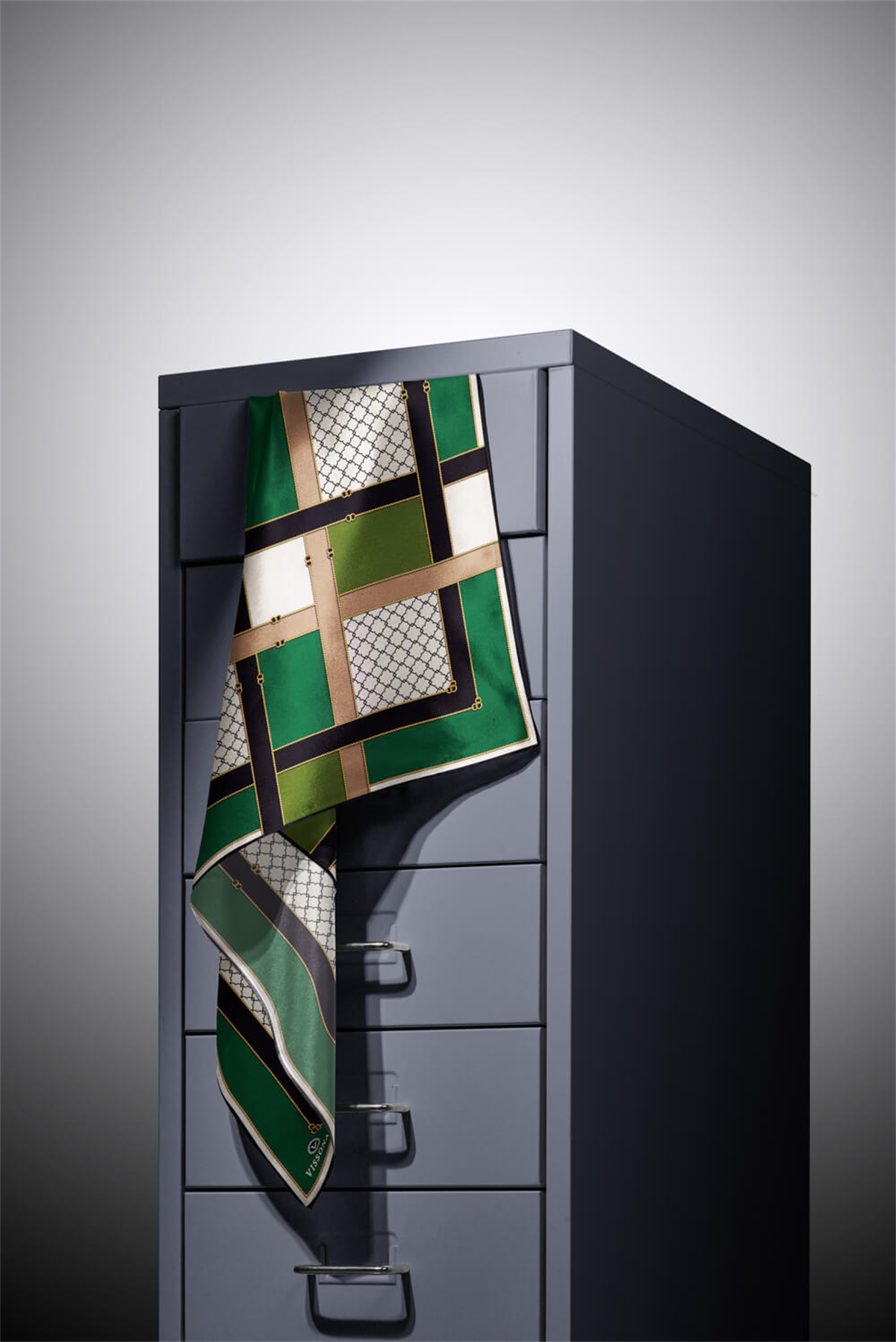 %100 Twill İpek Geometrik Desenli Zümrüt Yeşili - Siyah Renkli 90x90 Eşarp Dikim Şekli : El Dikişi