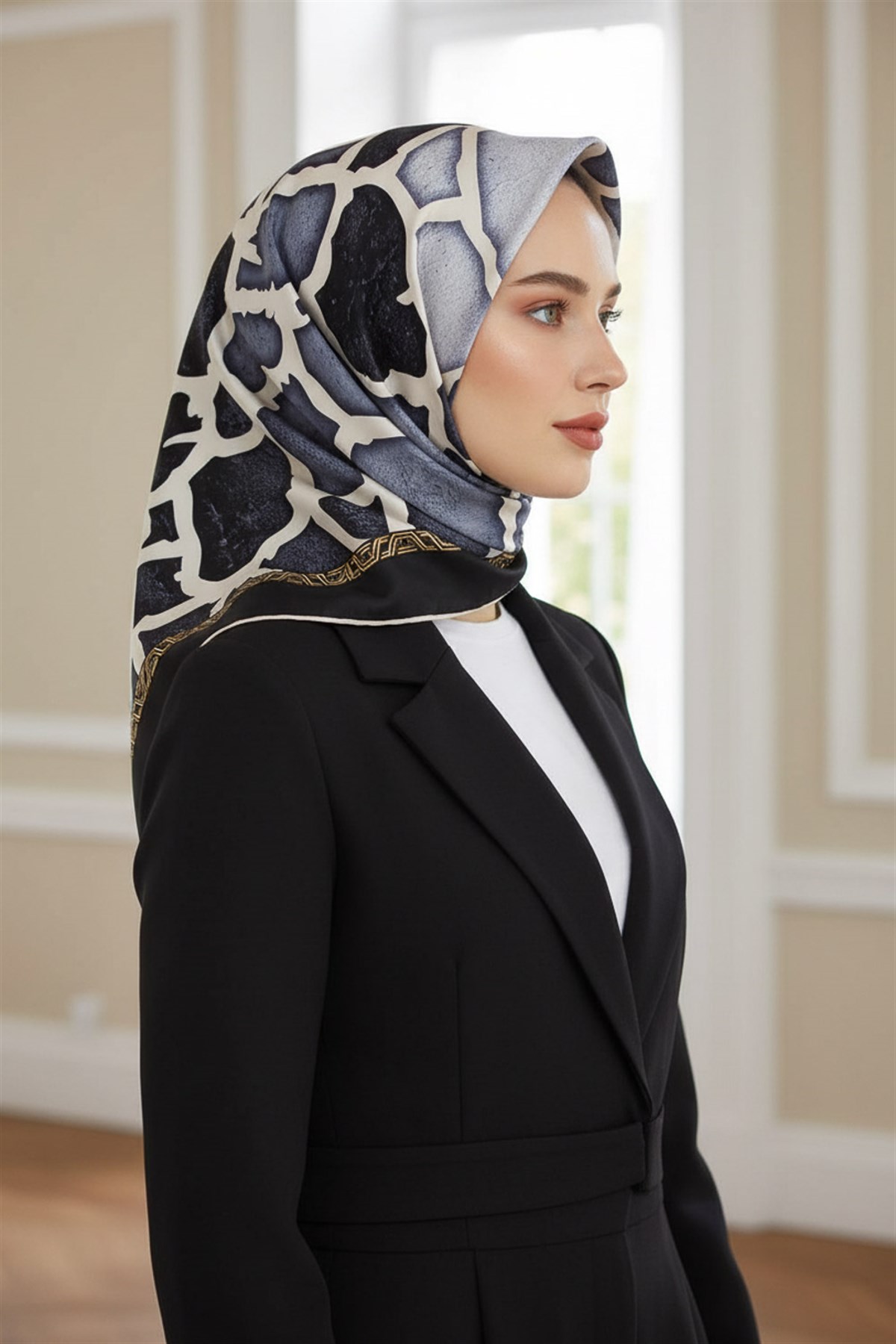 %100 Twill İpek Zürafa Desenli Siyah - Gri Renkli 90x90 Eşarp Dikim Şekli : El Dikişi