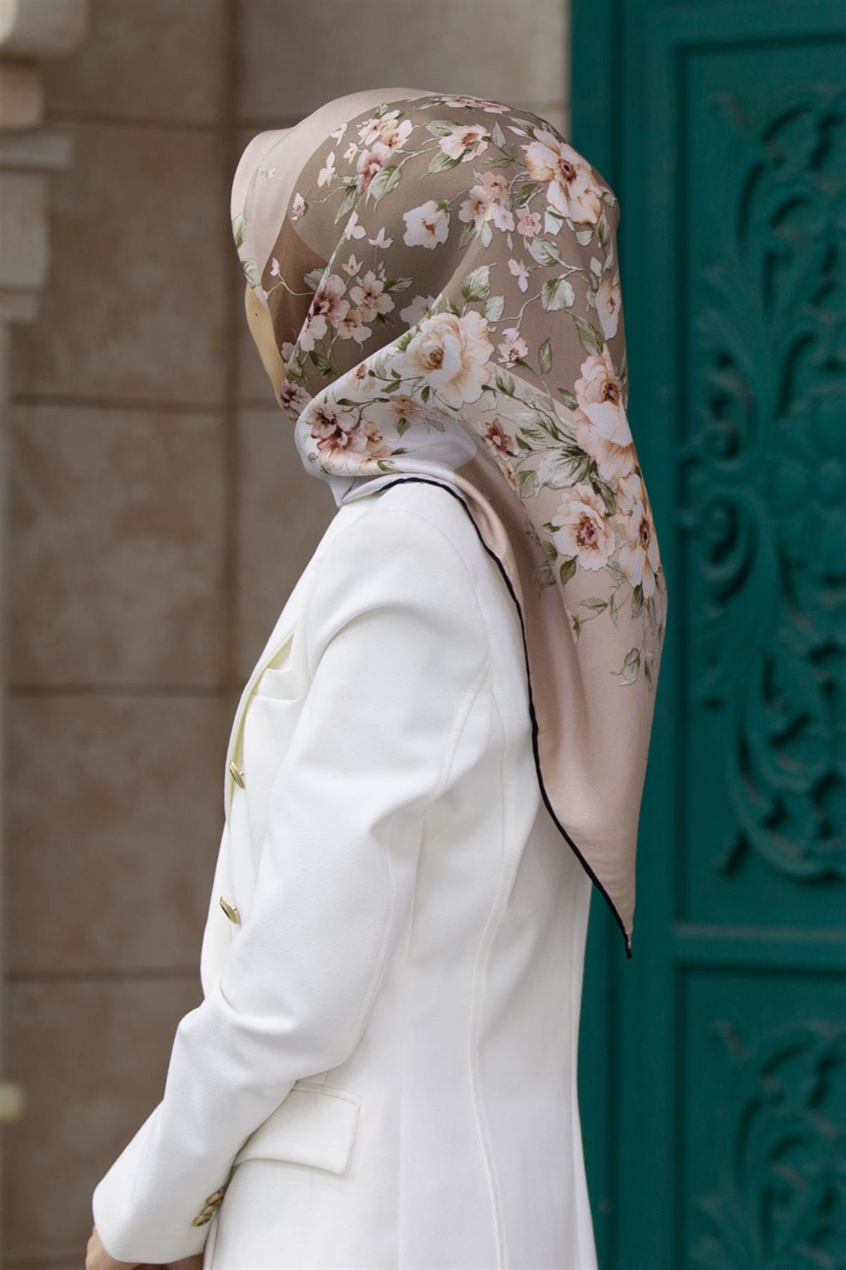 %100 Twill İpek Geometrik Ve Çiçek Desenli Bej - Taba Renkli 90x90 Eşarp Dikim Şekli : El Dikişi