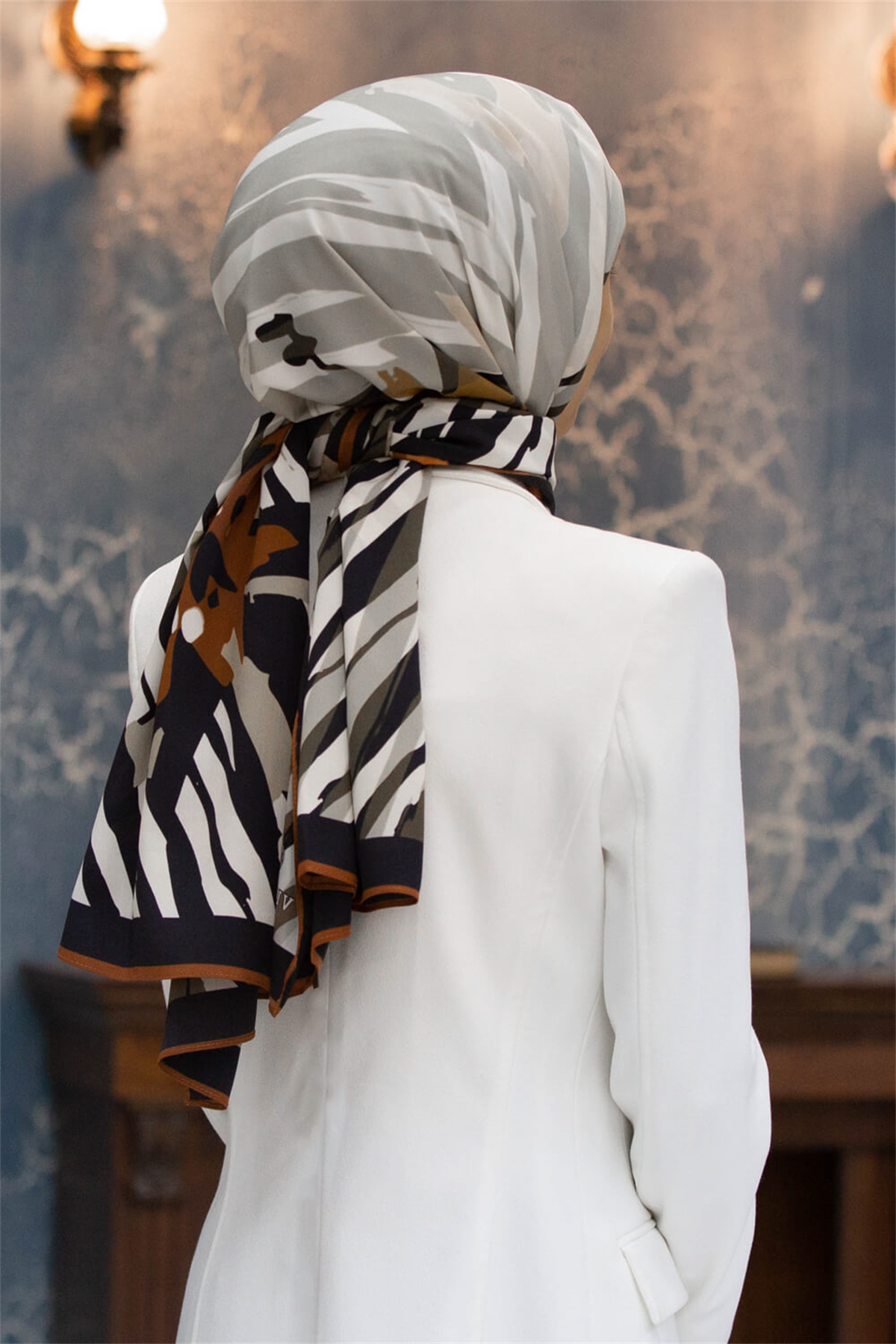LÜKS MEDİNE İPEĞİ ZEBRA VE ÇİÇEK DESENLİ TABA RENKLİ 75X195 KIRIŞMAZ ŞAL MOSS KREP DİKİŞ TİPİ İTALYAN DİKİŞLİ