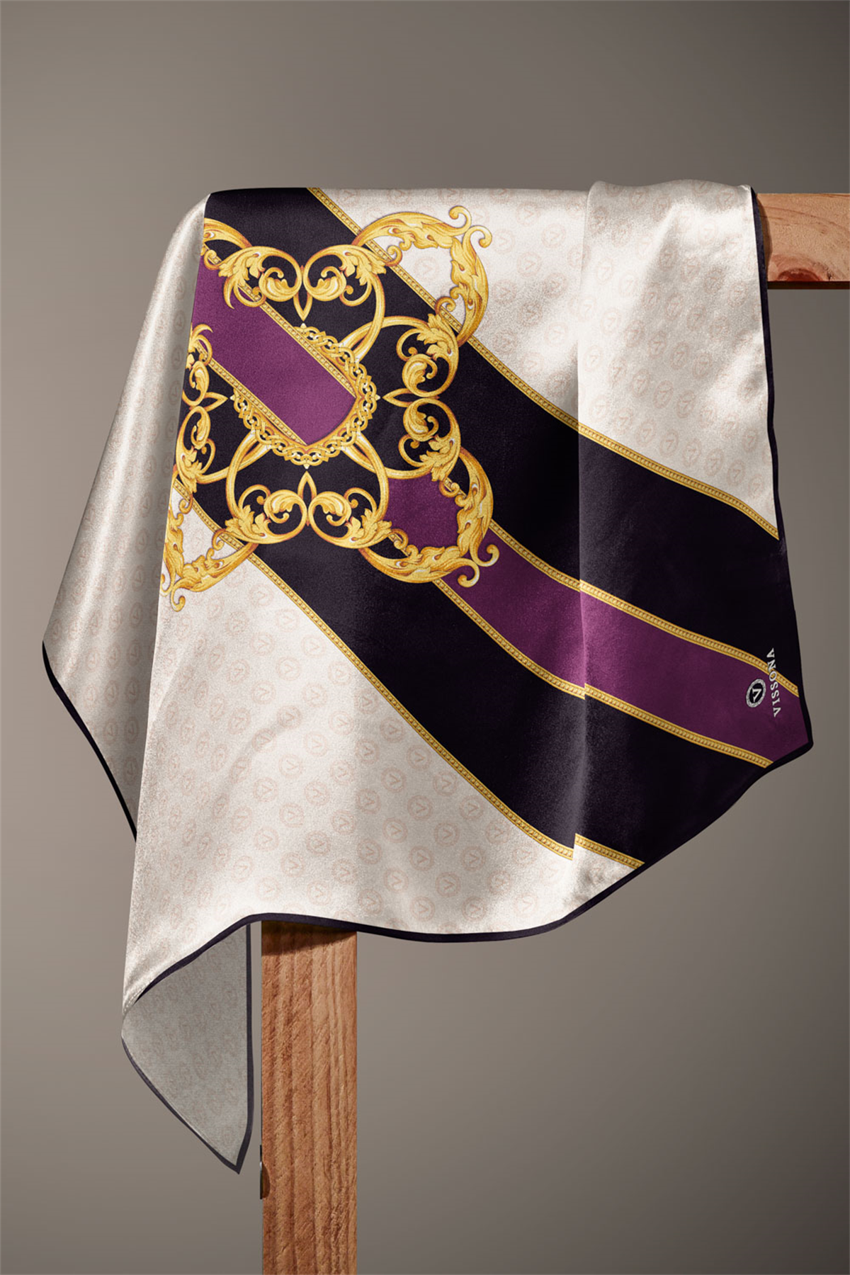 %100 Twill İpek Monogram Ve Barok Desenli Krem - Mürdüm Renkli 90x90 Eşarp Dikim Şekli : El Dikişi