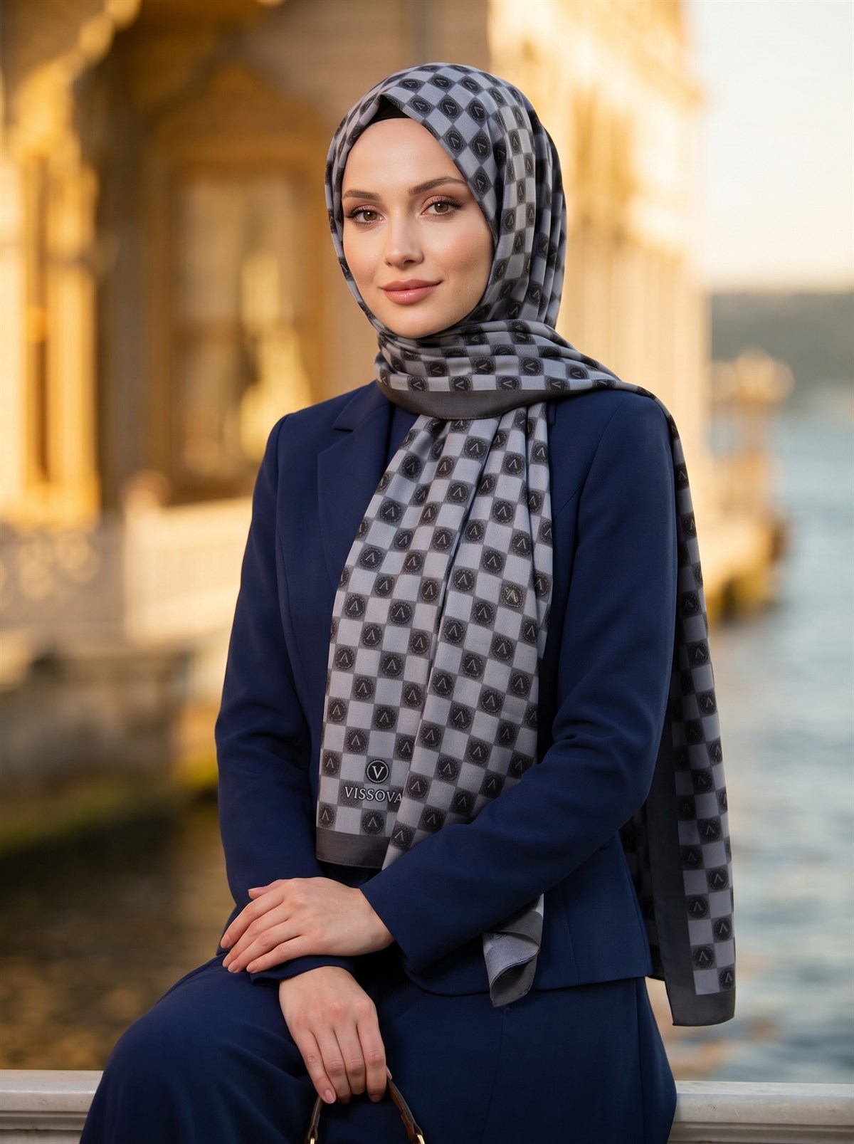 KREP MONOGRAM DESENLİ GRİ RENKLİ 75X195 KIRIŞMAZ ŞAL