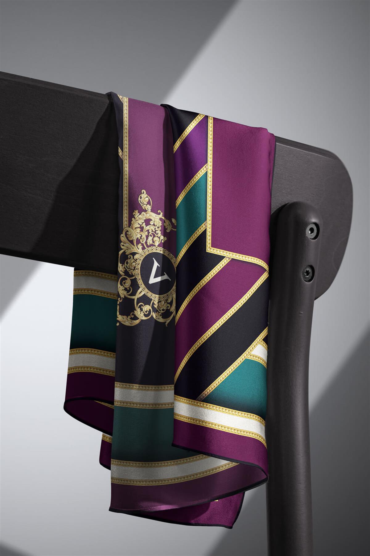 %100 Twill İpek Baroklu Ve Geometrik Desenli Mürdüm - Petrol Yeşili Renkli 90x90 Eşarp Dikim Şekli : El Dikişi