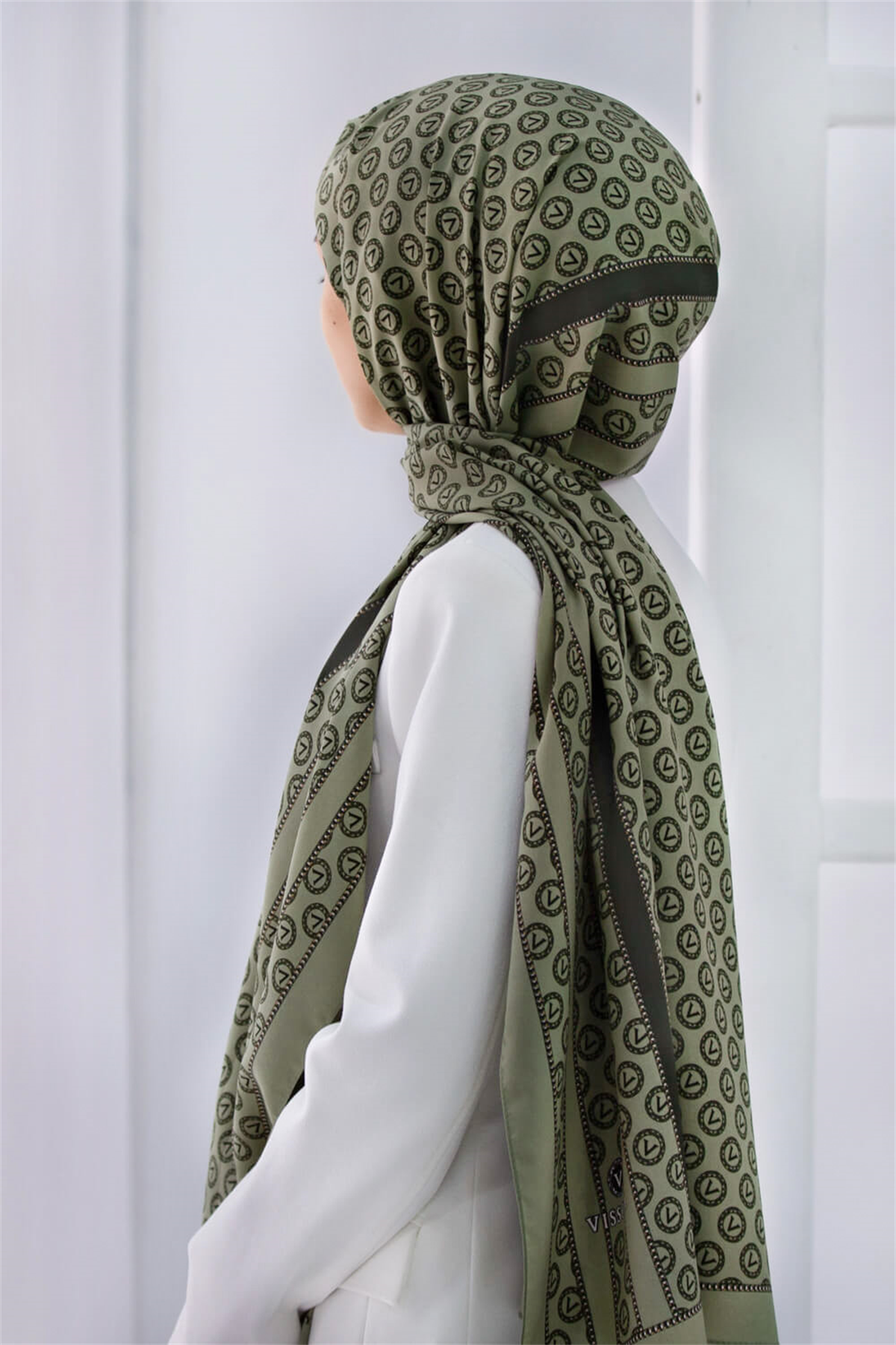 LÜKS MEDİNE İPEĞİ DEGRADELİ MONOGRAM DESENLİ HAKİ RENKLİ 75X195 KIRIŞMAZ ŞAL MOSS KREP DİKİŞ TİPİ İTALYAN DİKİŞLİ
