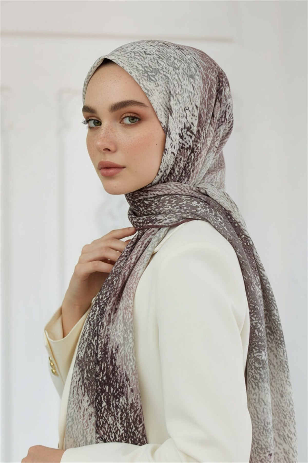 KREP ZİKZAK GEOMETRİK DESENLİ PUDRA RENKLİ 75X195 KIRIŞMAZ ŞAL