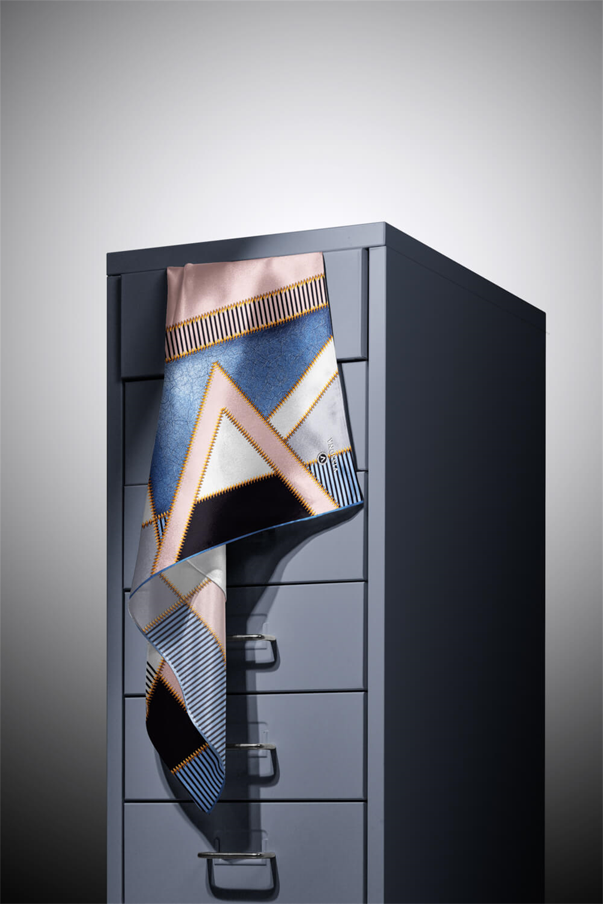 % 57 İPEK % 43 İPEK Twill İpek Geometrik Desenli Bebe Mavisi - Siyah Renkli 90x90 Eşarp Dikim Şekli : El Dikişi