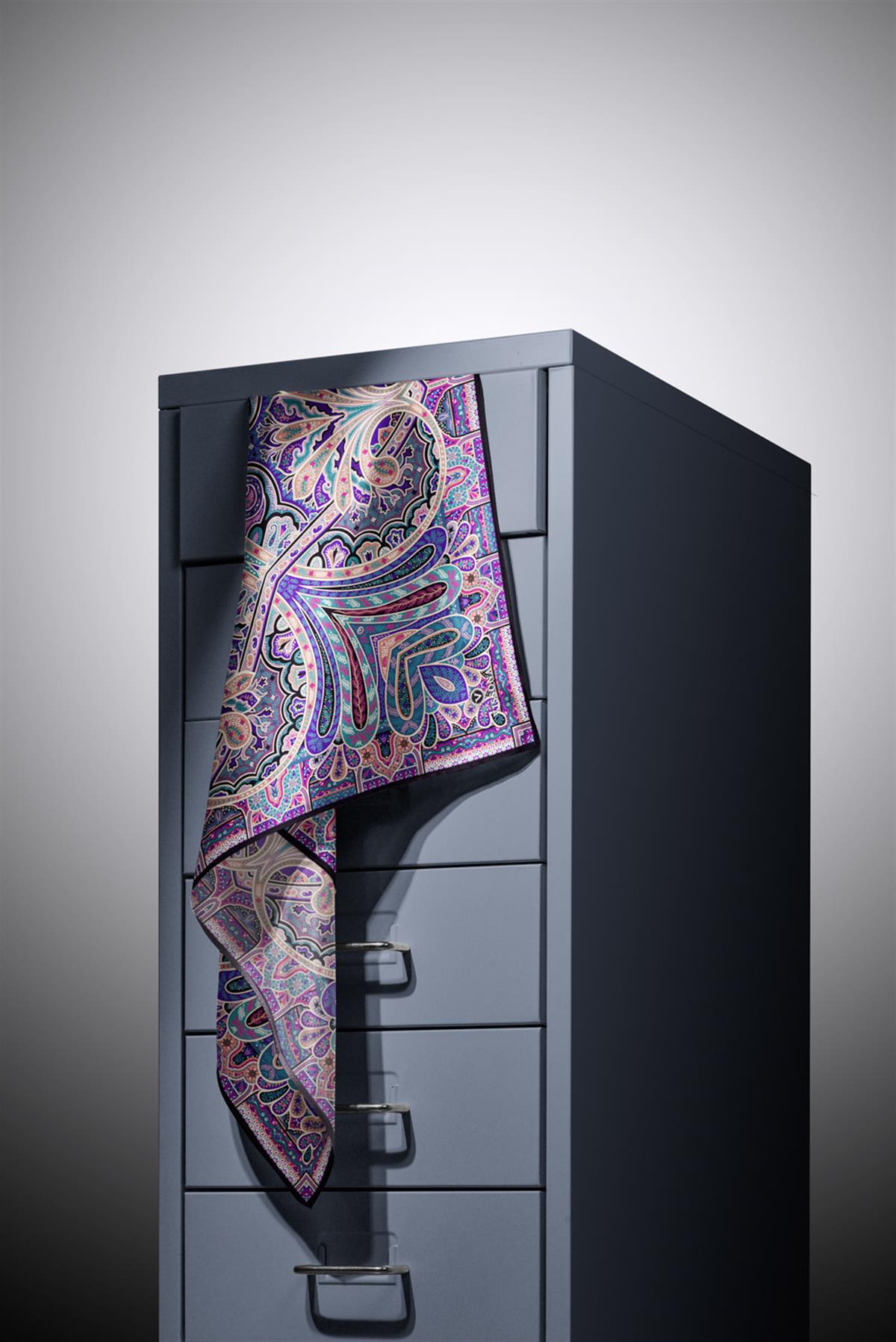 100% Twill İpek Etnik Desenli Mor - Petrol Yeşili Renkli 90x90 Dikim Şekli : El Dikişi Eşarp