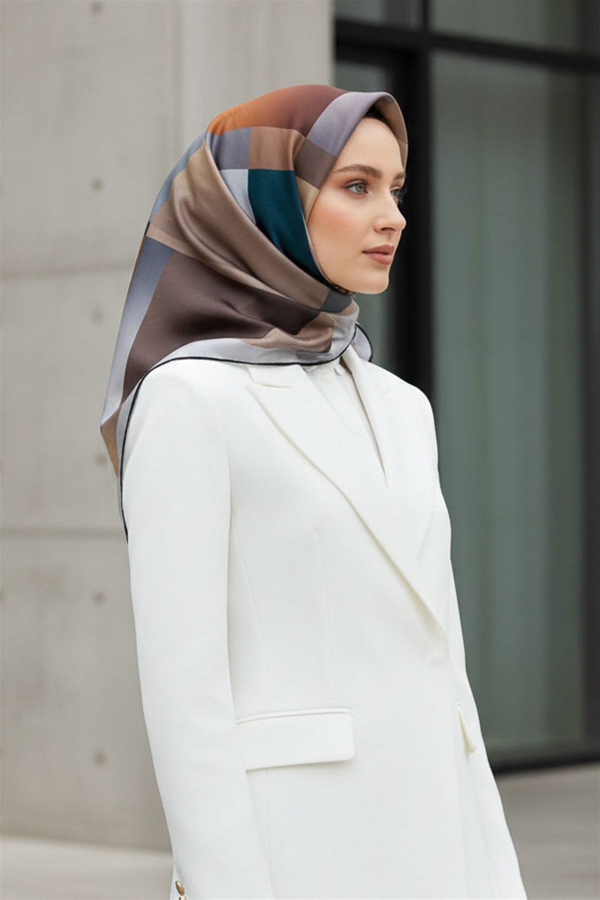%57 İPEK % 43 VİSKON Twill İpek Geometrik Desenli Petrol Mavisi - Gri Renkli 90x90 Eşarp Dikim Şekli : El Dikişi