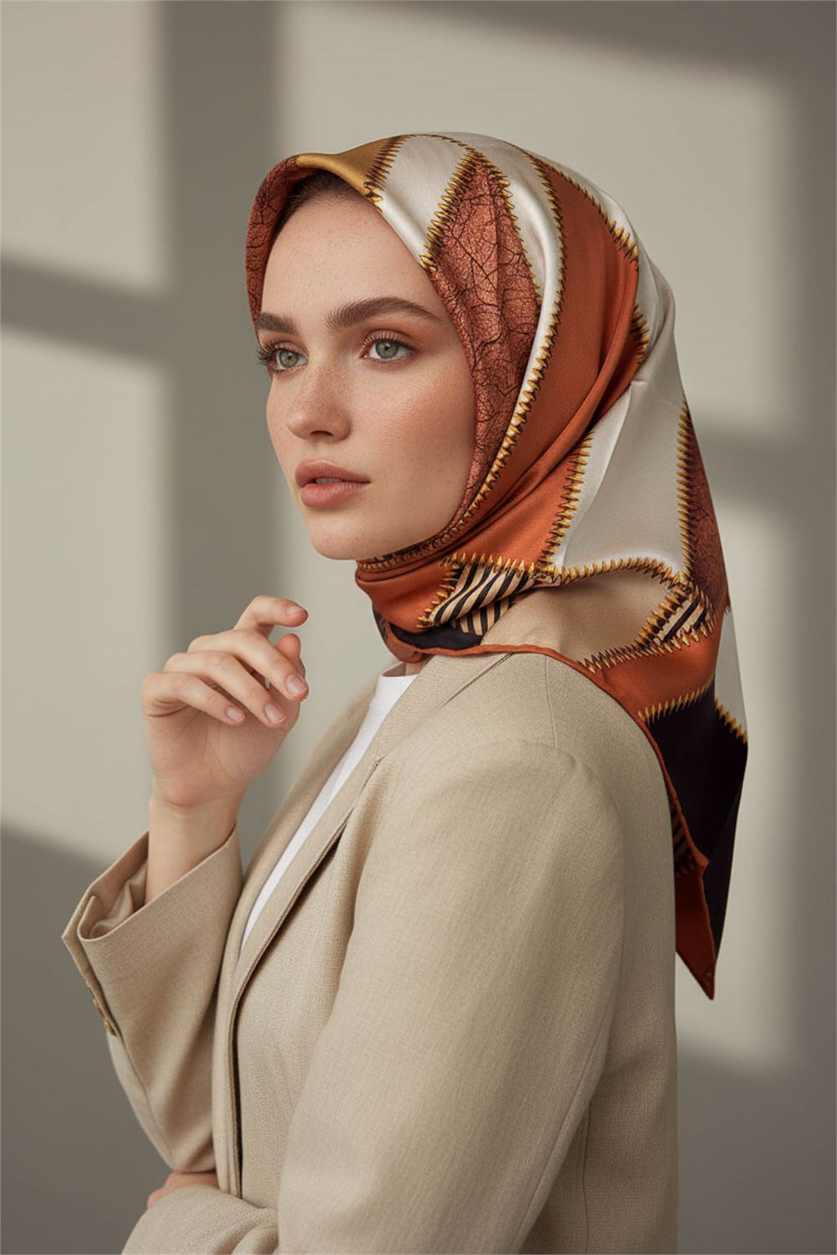 %100 Twill İpek Geometrik Desenli Taba - Siyah Renkli 90x90 Eşarp Dikim Şekli : El Dikişi