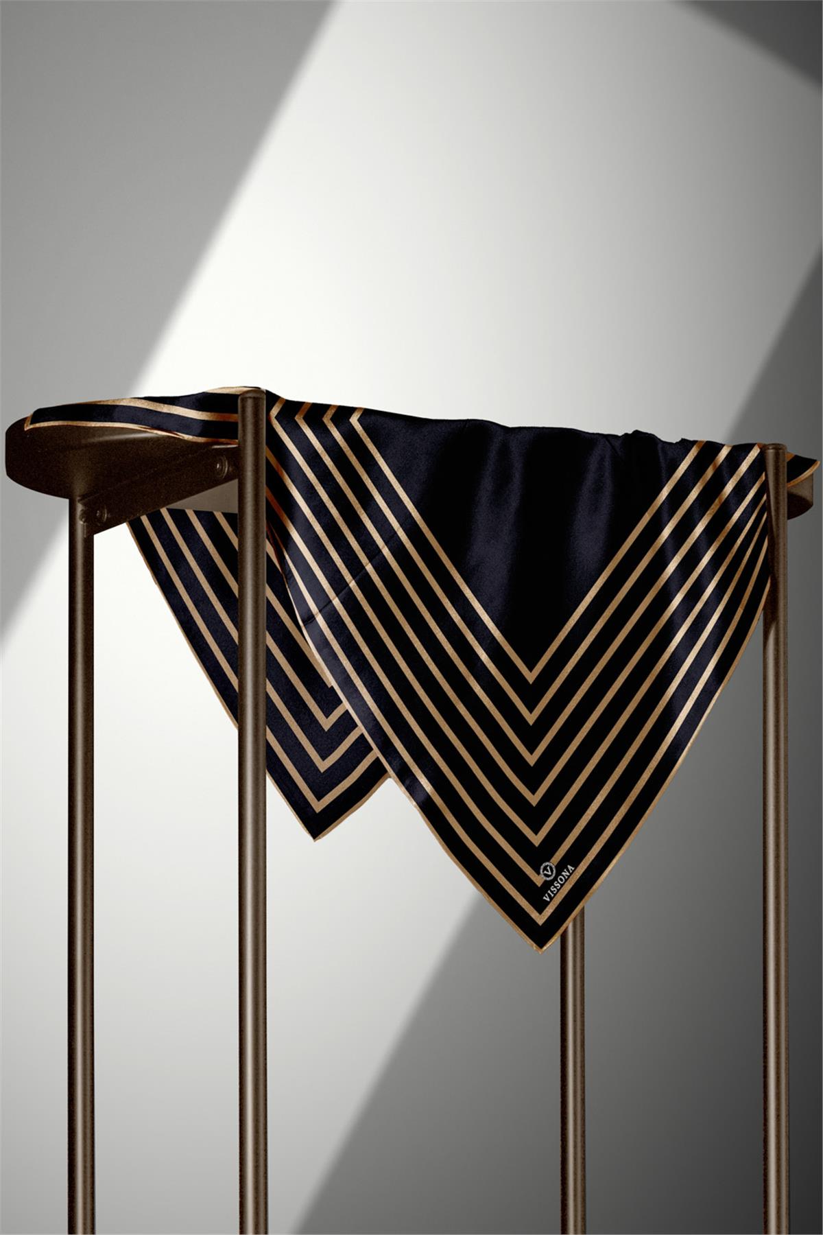 %100 Twill İpek Çizgili Desenli Siyah - Gold Renkli 90x90 Eşarp Dikim Şekli : El Dikişi