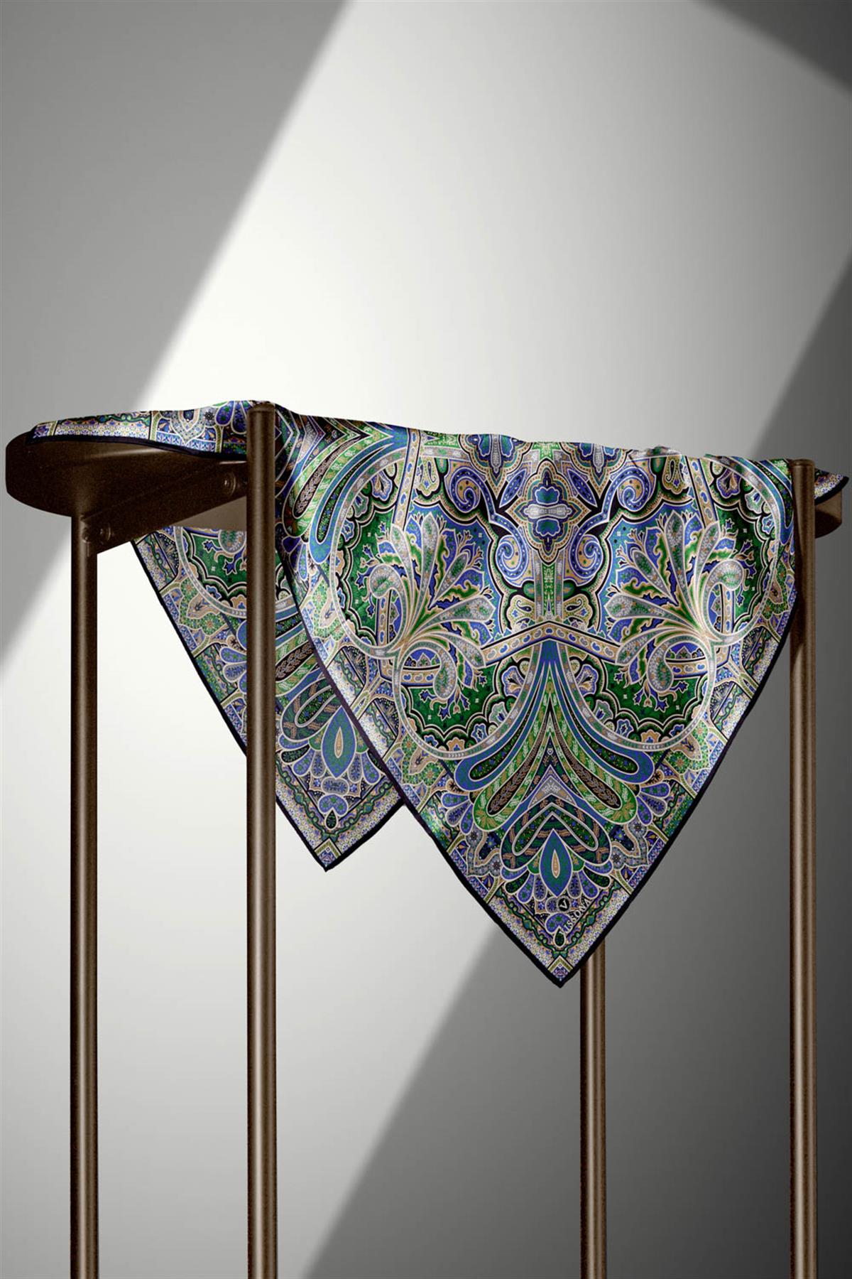 100% Twill İpek Etnik Desenli Saks - Zümrüt Yeşili Renkli 90x90 Dikim Şekli : El Dikişi Eşarp