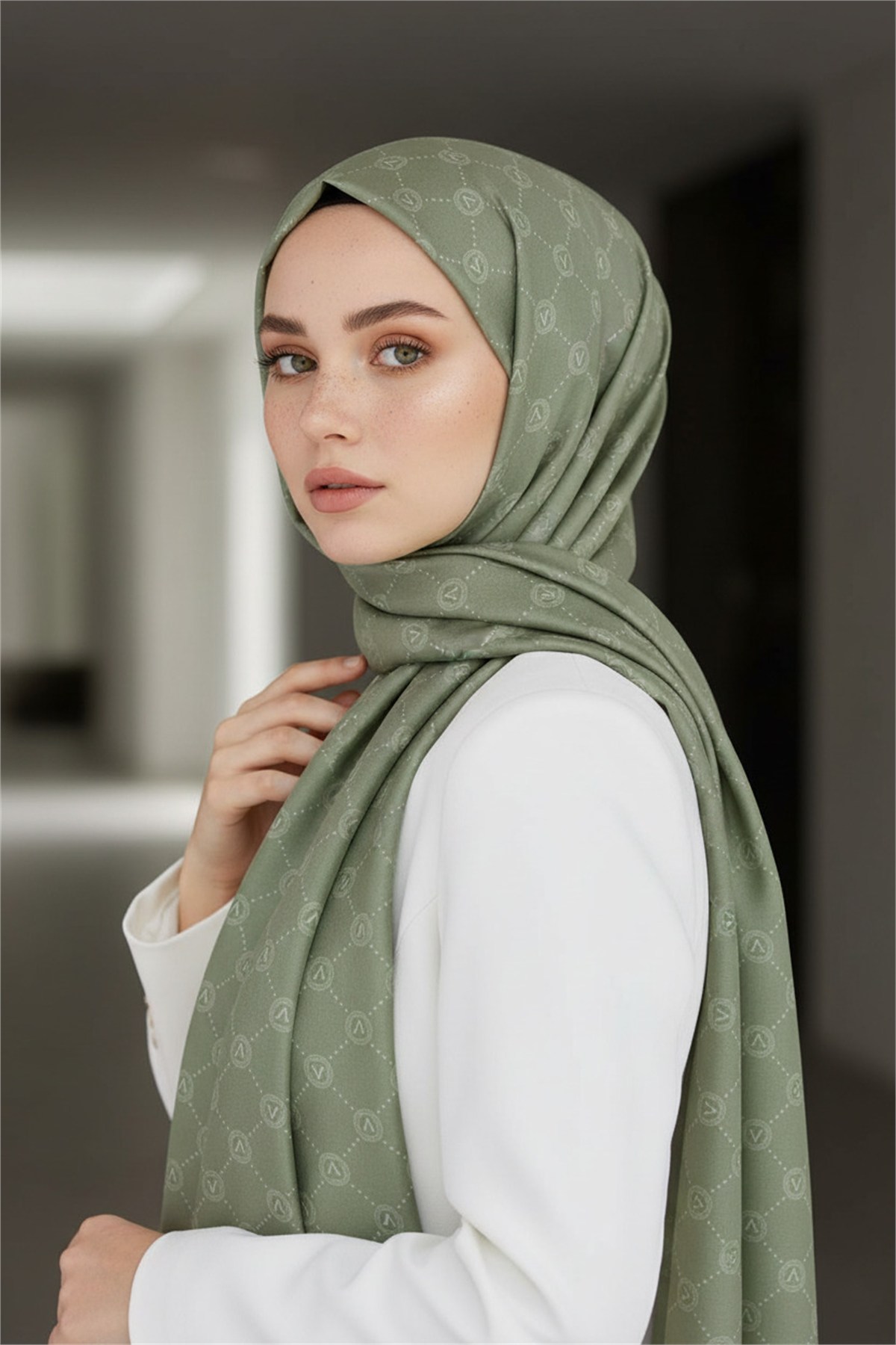 %100 Saf İpek Şal İnce Saten Vual Dokuma V Logo Desenli Haki Renkli 90x210 Şal