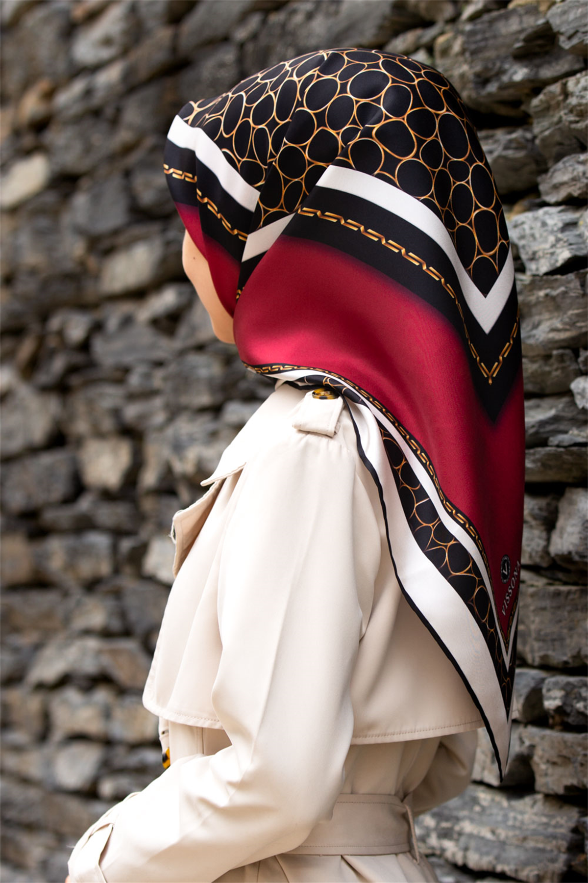 % 57 İPEK % 43 VİSKON Twill İpek Gold Halka Desenli Bordo - Siyah Renkli 90x90 Eşarp Dikim Şekli : El Dikişi