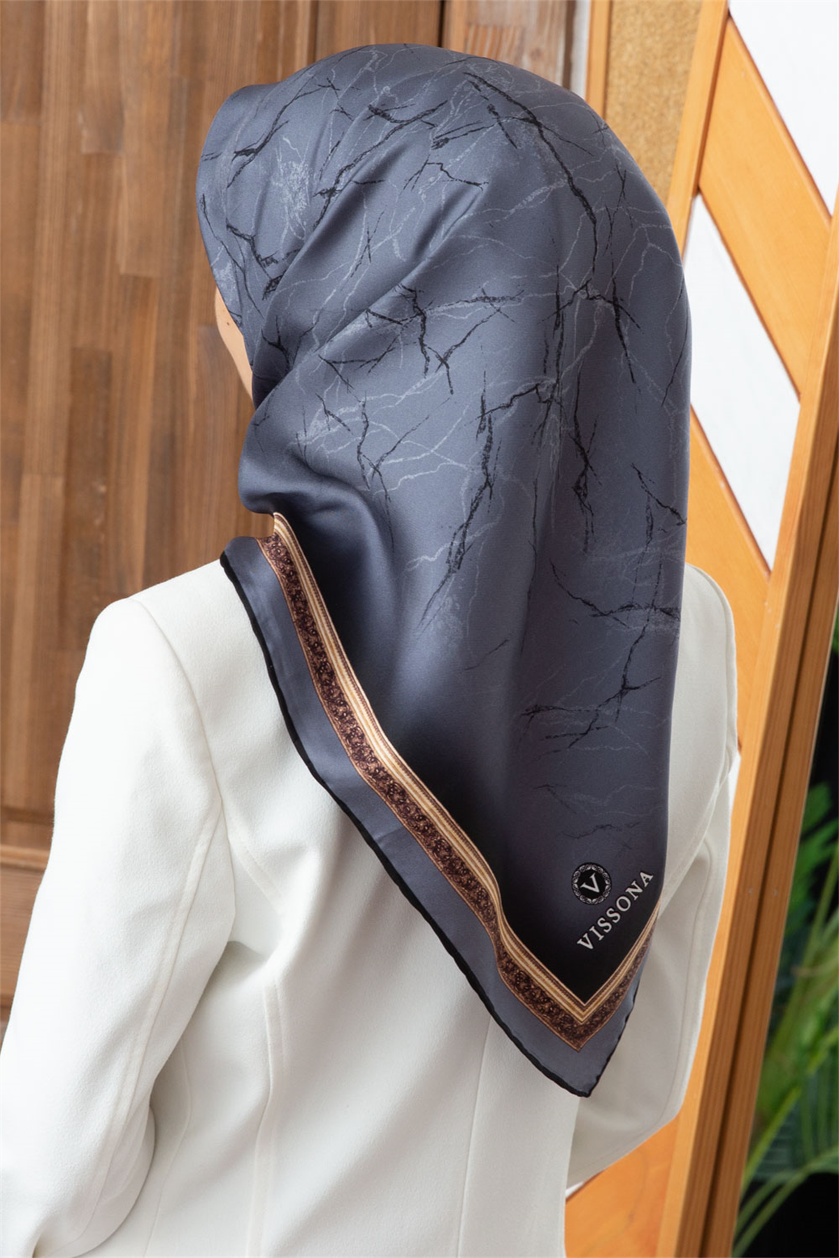 % 57 İPEK % 43 VİSKON Twill İpek Mermer Desenli Gri Renkli 90x90 Eşarp Dikim Şekli : El Dikişi