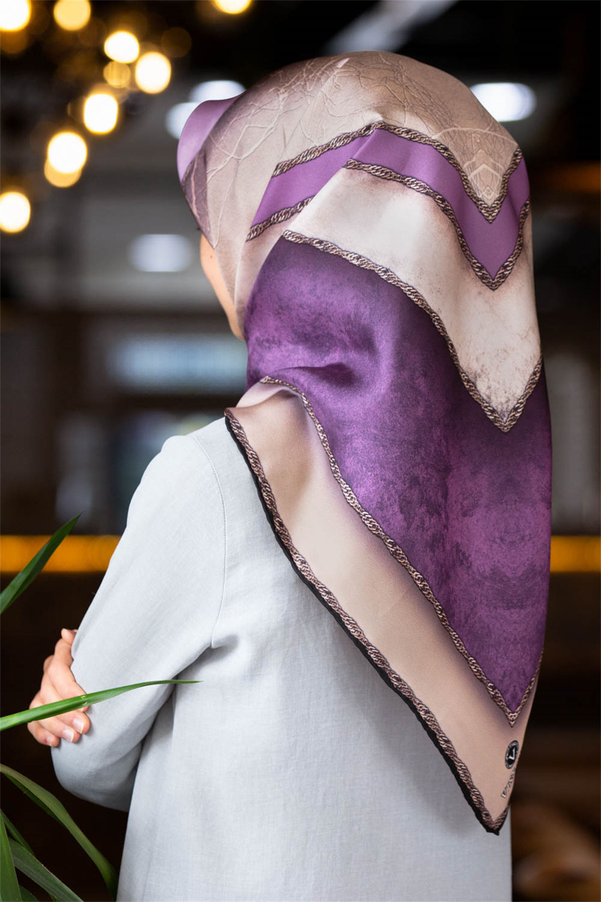 % 57 İPEK % 43 VİSKON Twill İpek Dokulu Geometrik Desenli Lila - Bej Renkli 90x90 Eşarp Dikim Şekli : El Dikişi