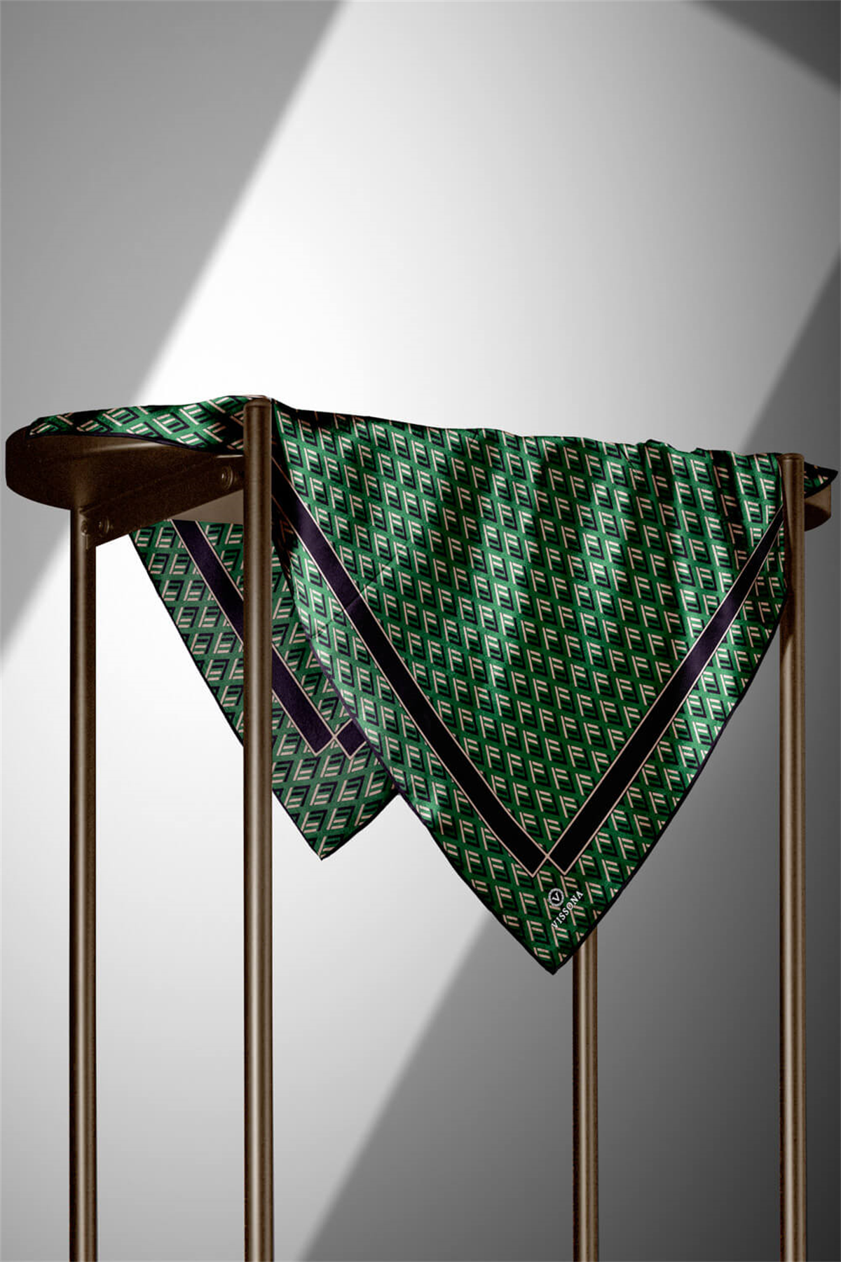 % 57 İPEK % 43 VİSKON Twill İpek Geometrik Desenli Zümrüt Yeşili - Siyah Renkli 90x90 Eşarp Dikim Şekli : El Dikişi