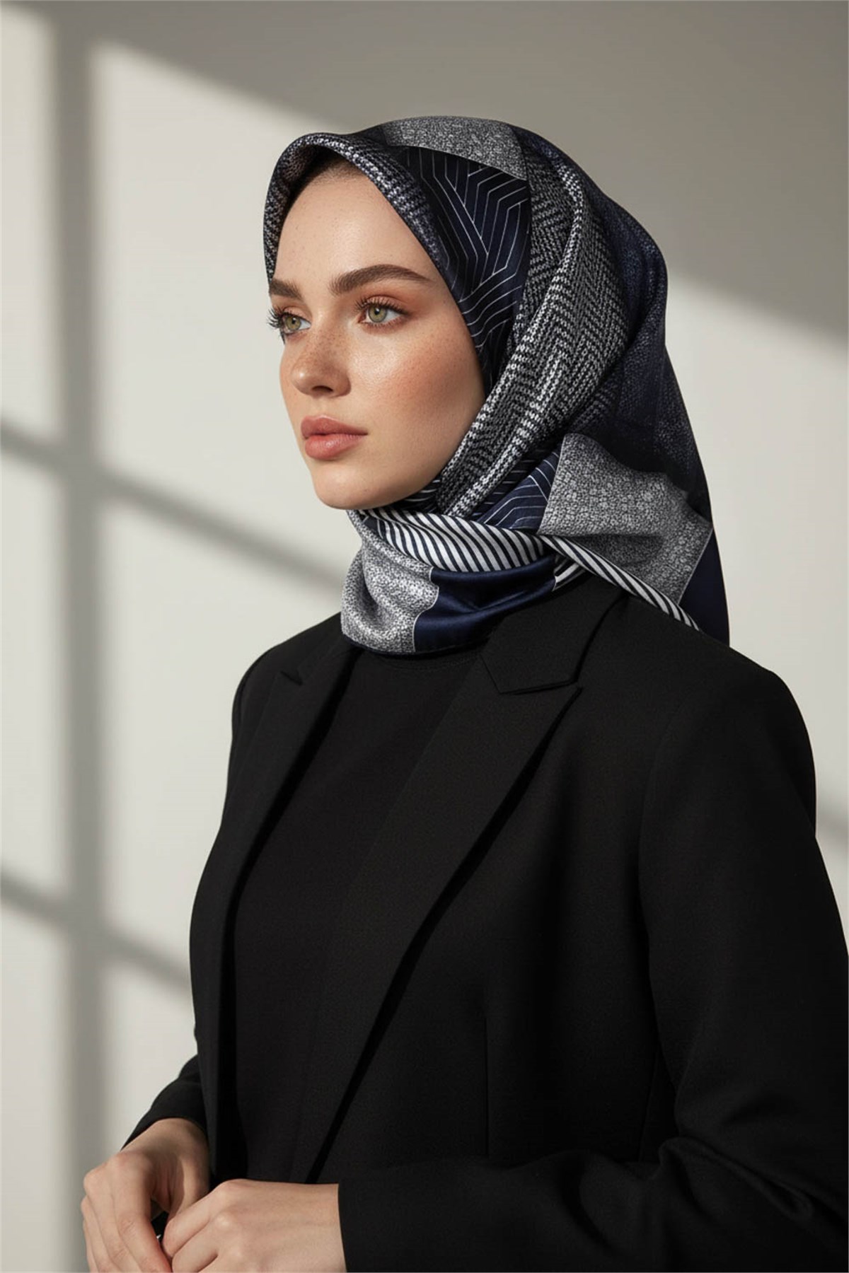 %100 Twill İpek Dokulu ve Geometrik Desenli Lacivert - Krem Renkli 90x90 Eşarp Dikim Şekli : El Dikişi